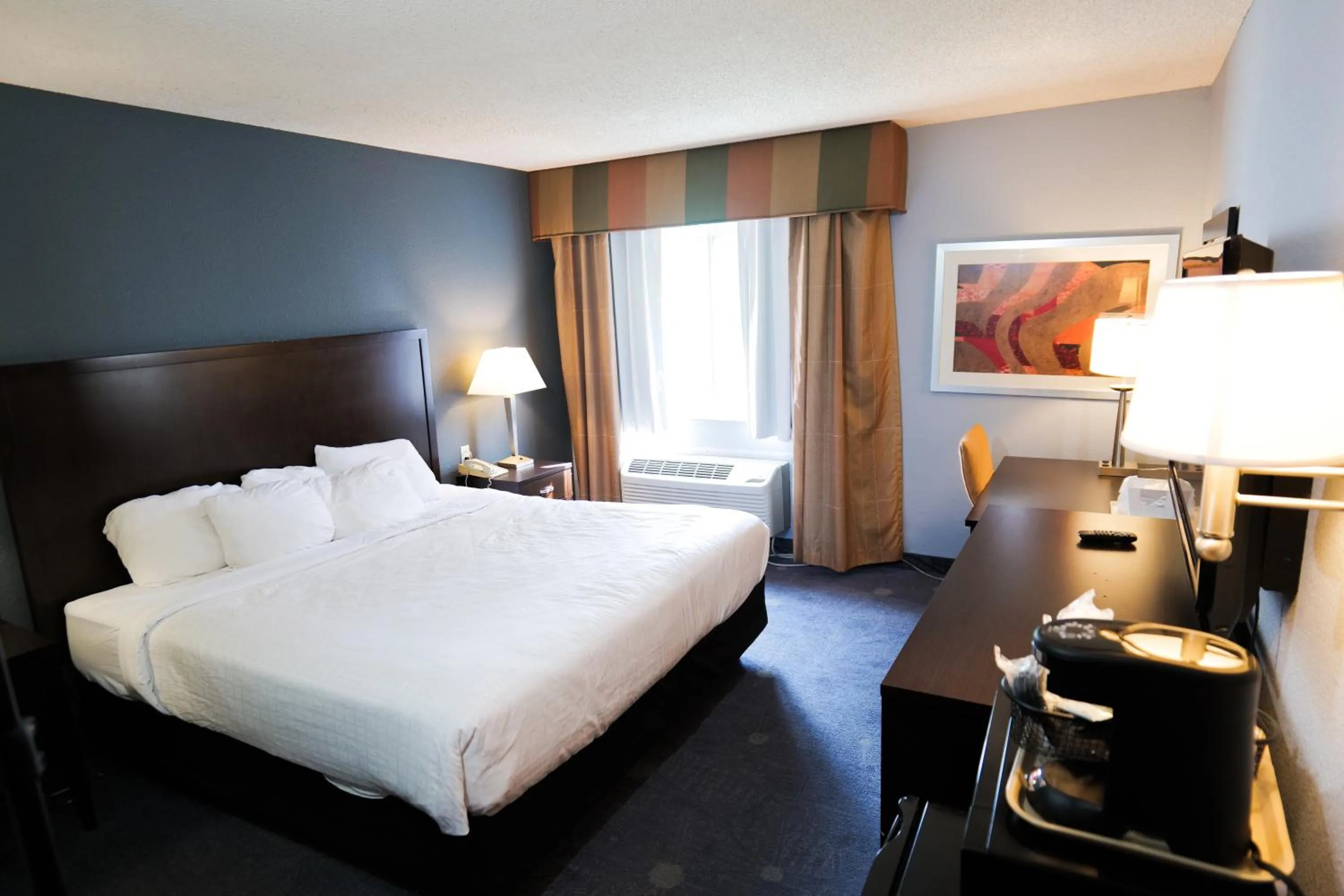 Bed in Baymont by Wyndham Flint Airport North
