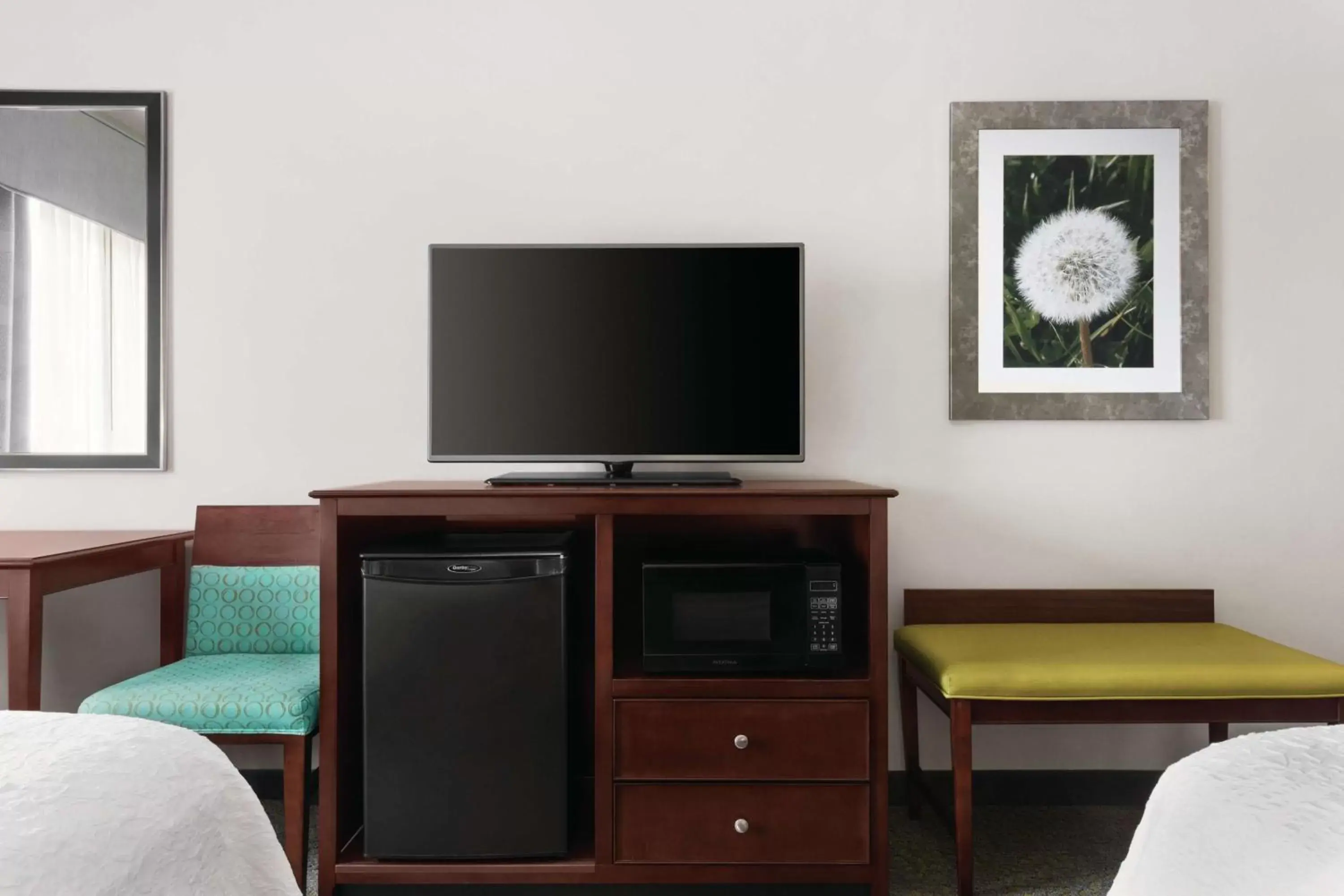 Bed, TV/Entertainment Center in Hampton Inn & Suites Mishawaka/South Bend at Heritage Square