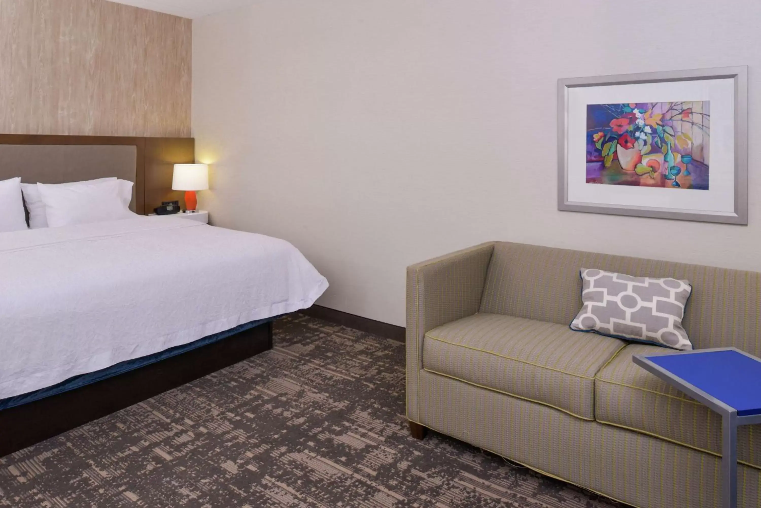 Living room, Bed in Hampton Inn & Suites Wilmington