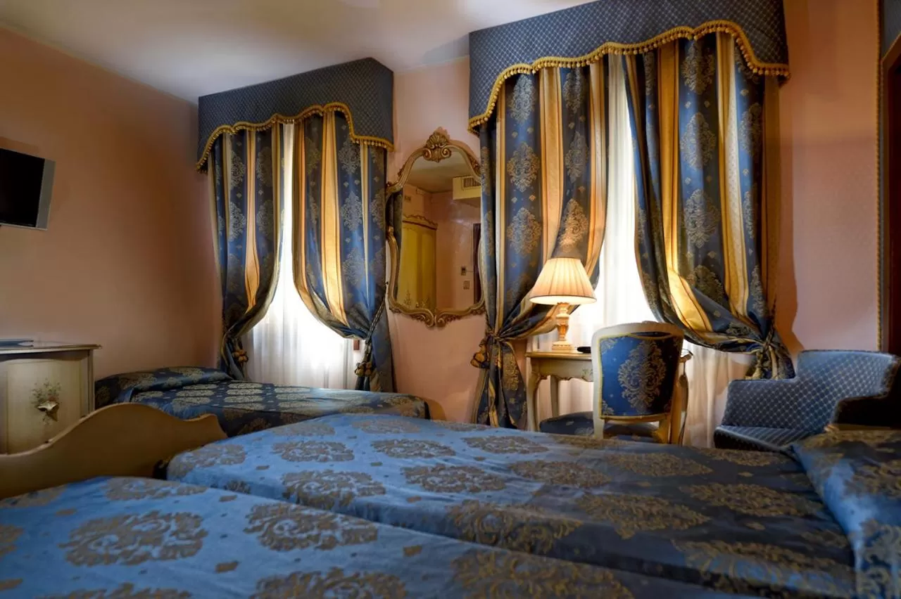 Photo of the whole room, Bed in Royal San Marco Hotel