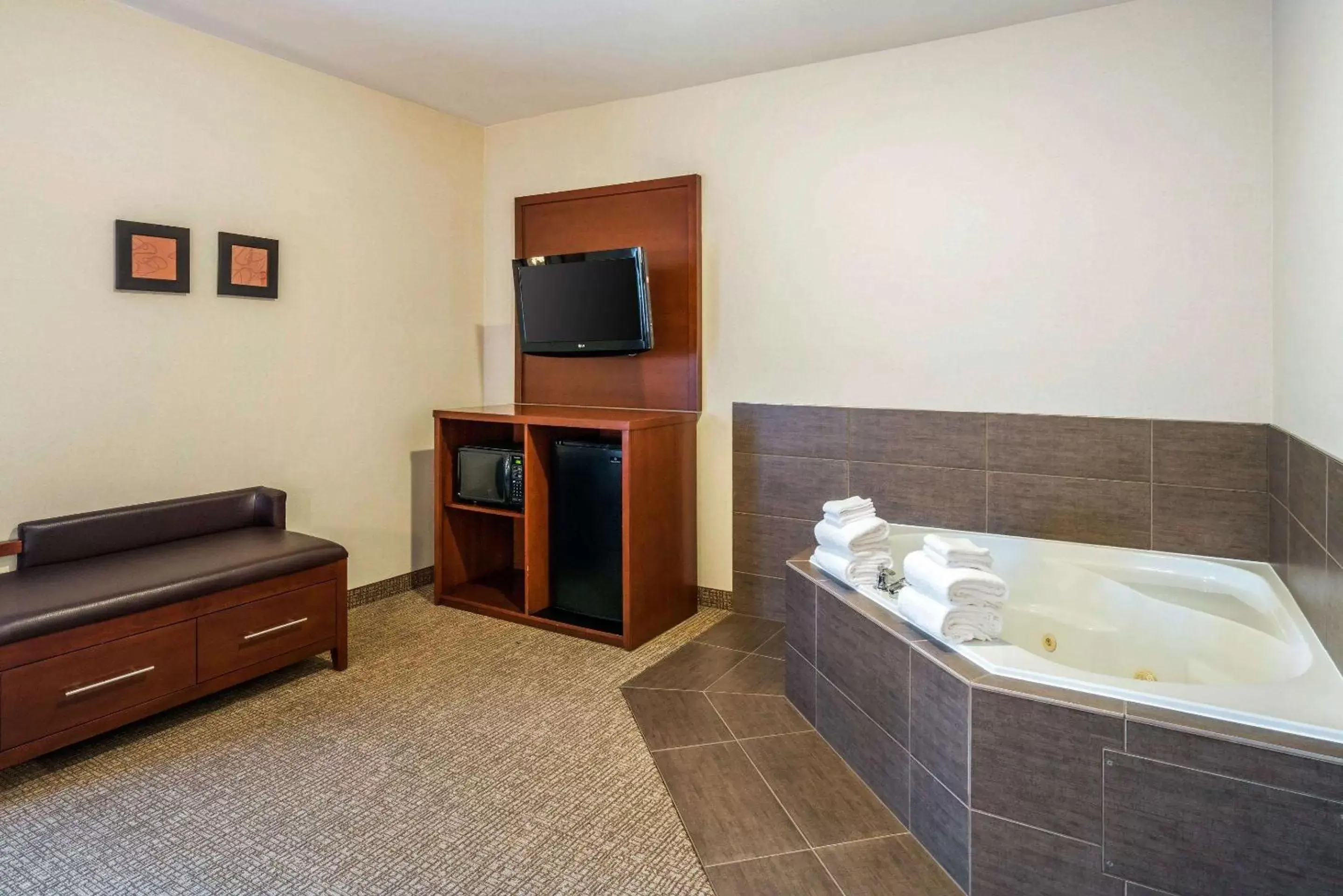Photo of the whole room, TV/Entertainment Center in Comfort Suites Yakima