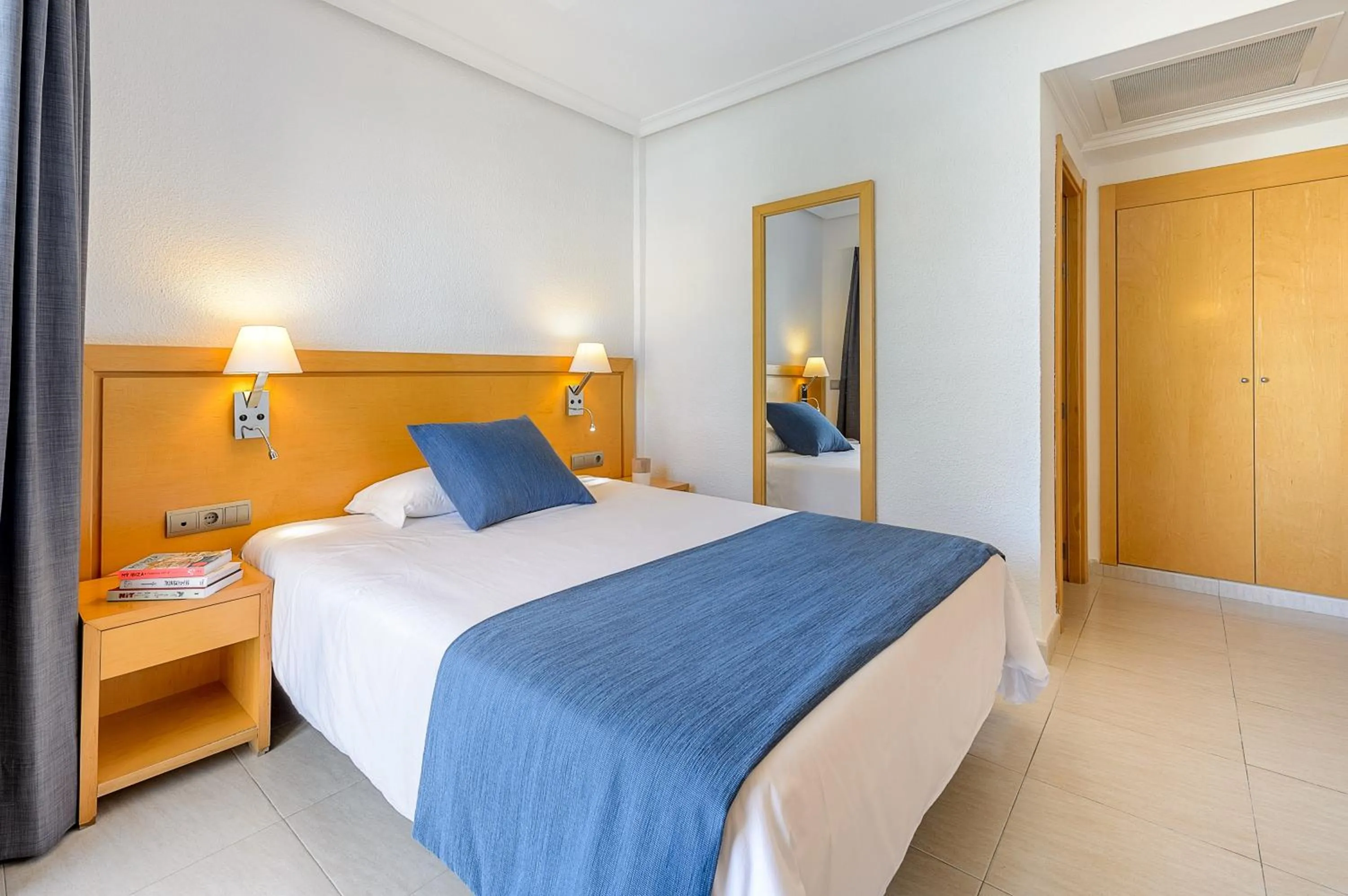 Photo of the whole room, Bed in Hotel Vibra San Remo