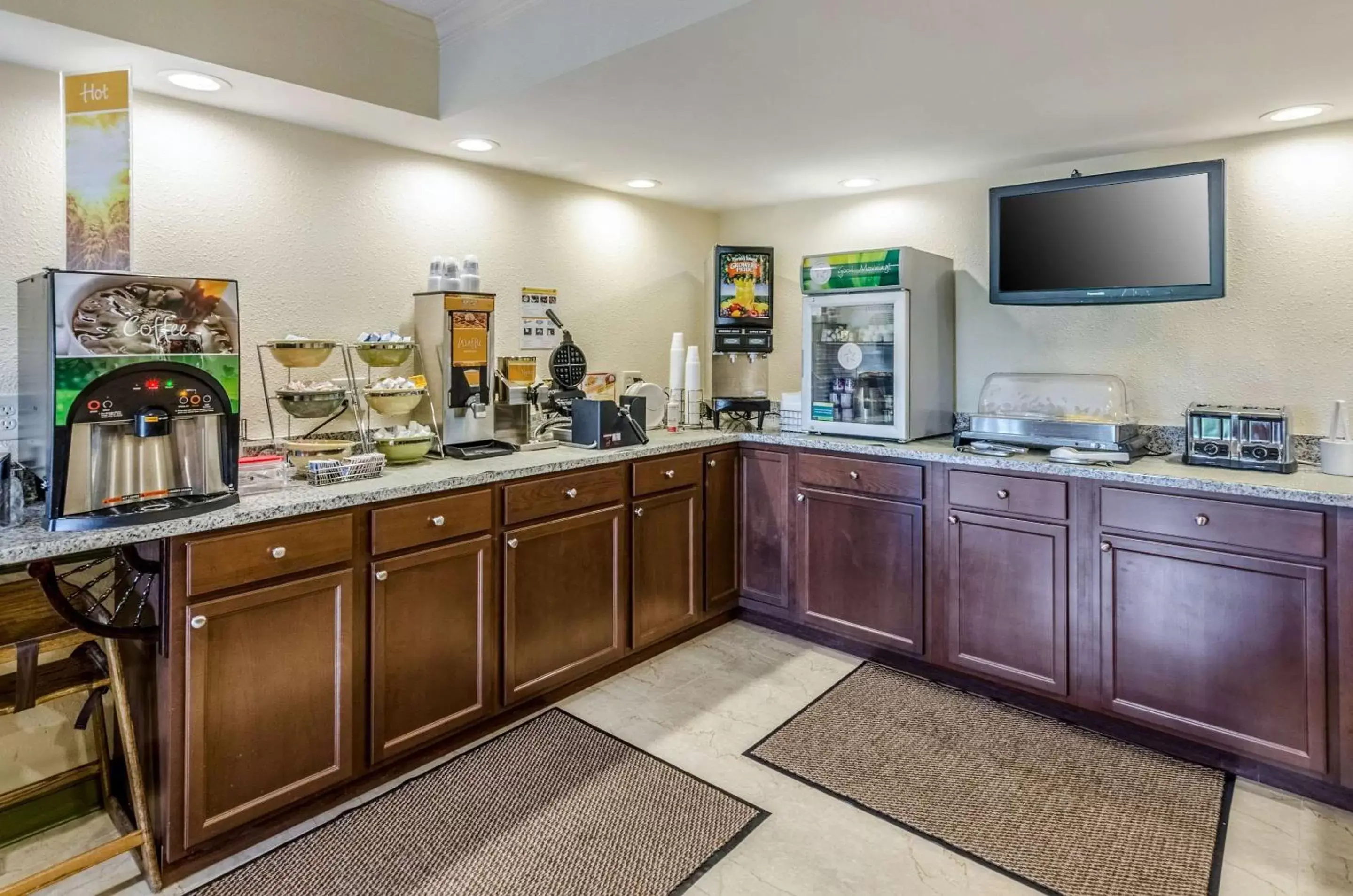 Restaurant/places to eat, Kitchen/Kitchenette in Quality Inn Tanglewood
