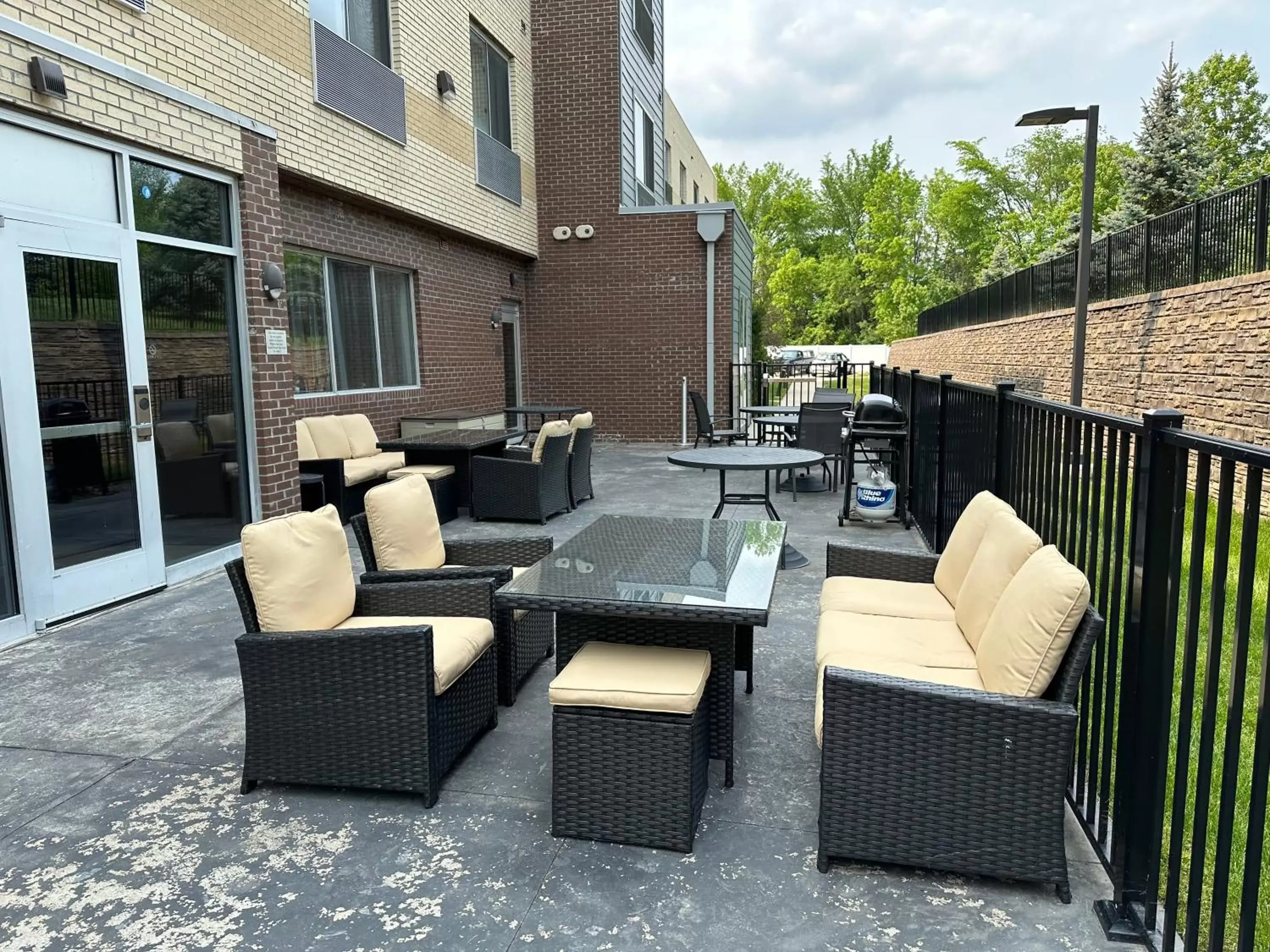 Patio in Fairfield Inn & Suites by Marriott Detroit Chesterfield