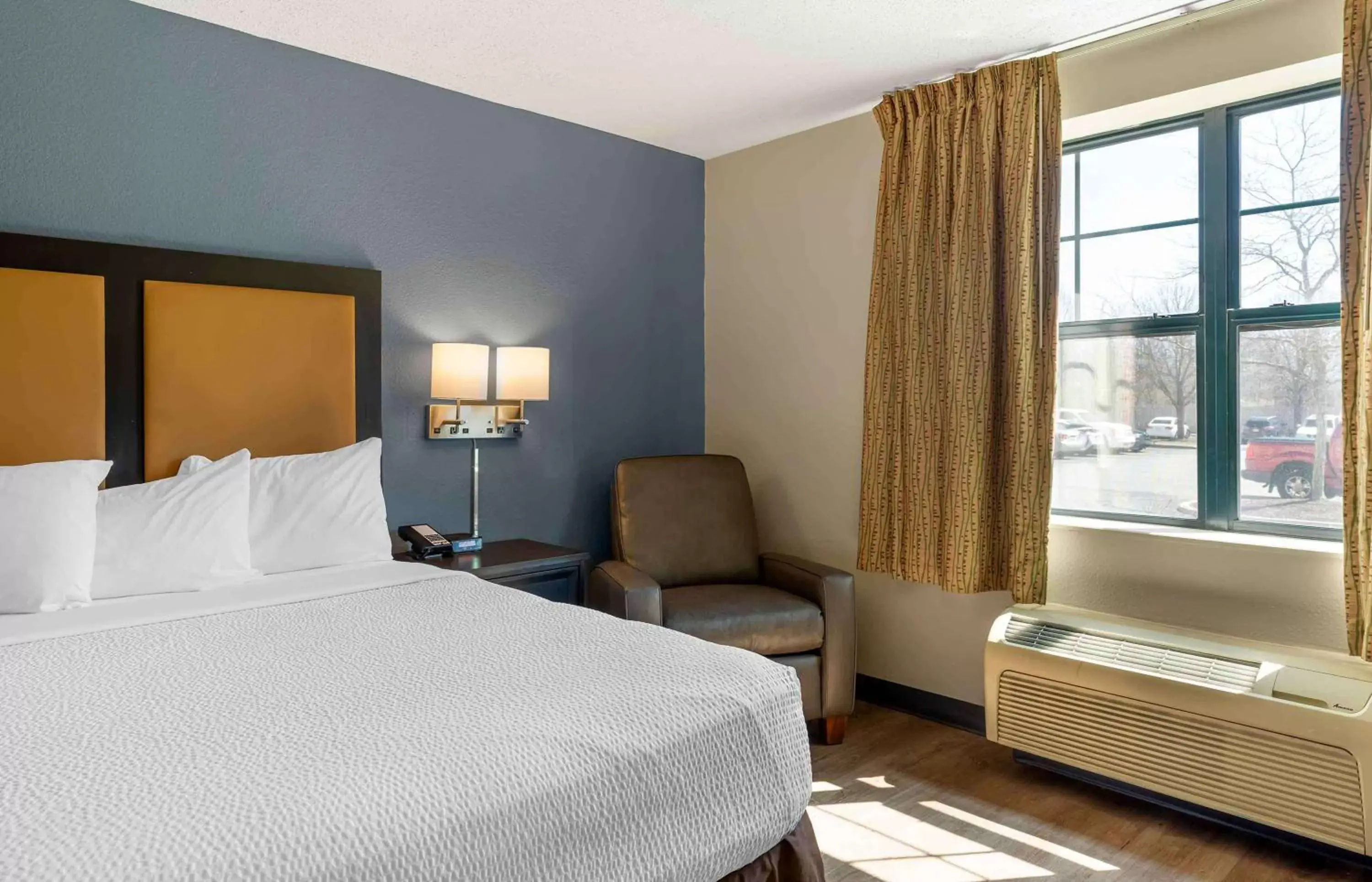 Bedroom, Bed in Extended Stay America Suites - Providence - Warwick
