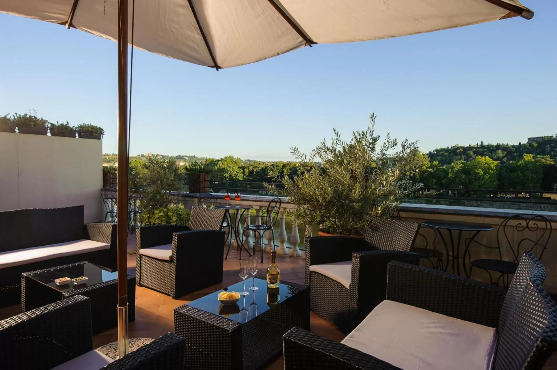 Restaurant/places to eat in Hotel Lungarno Vespucci 50