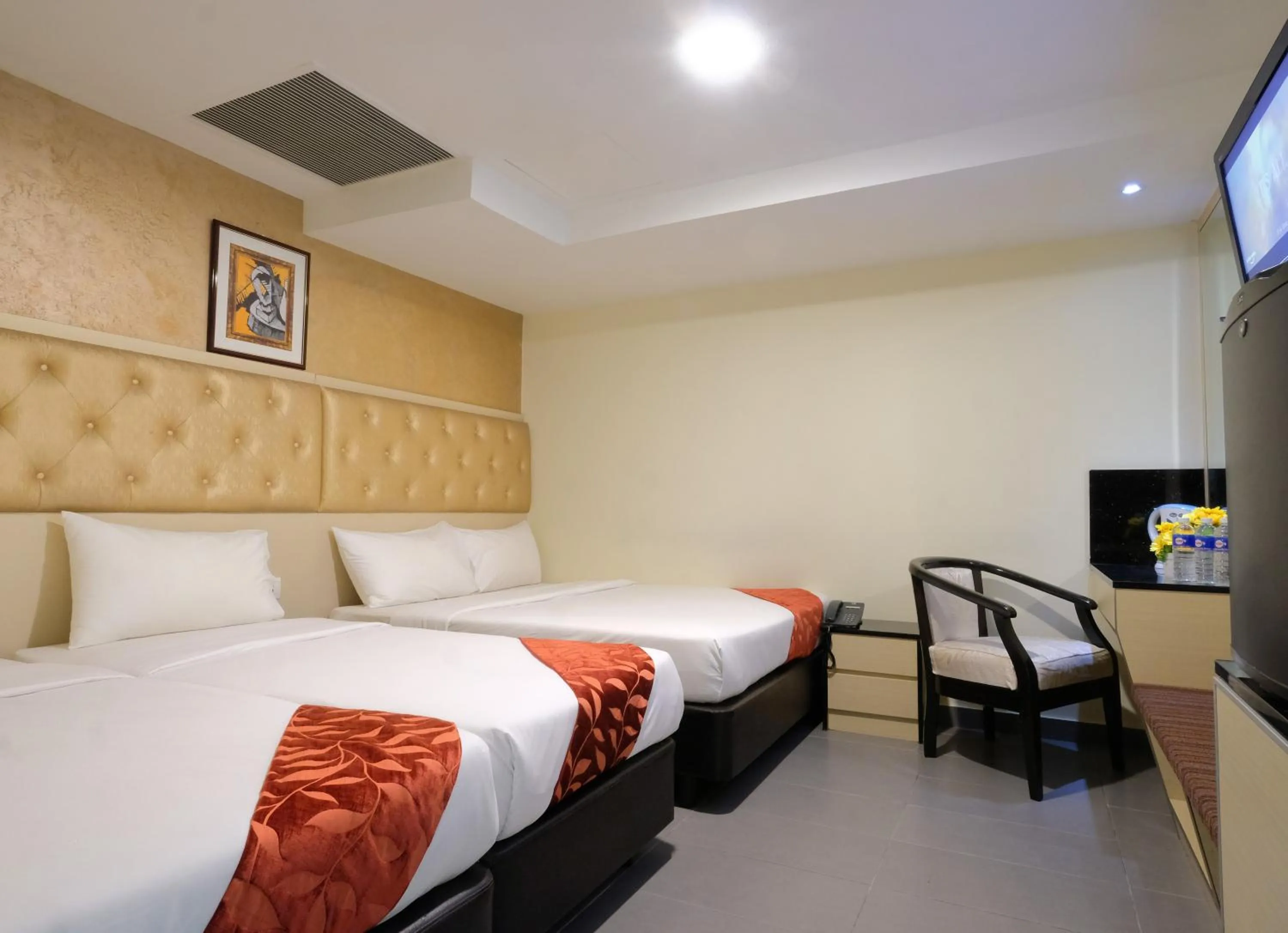 Bedroom, Bed in Sandpiper Hotel Singapore