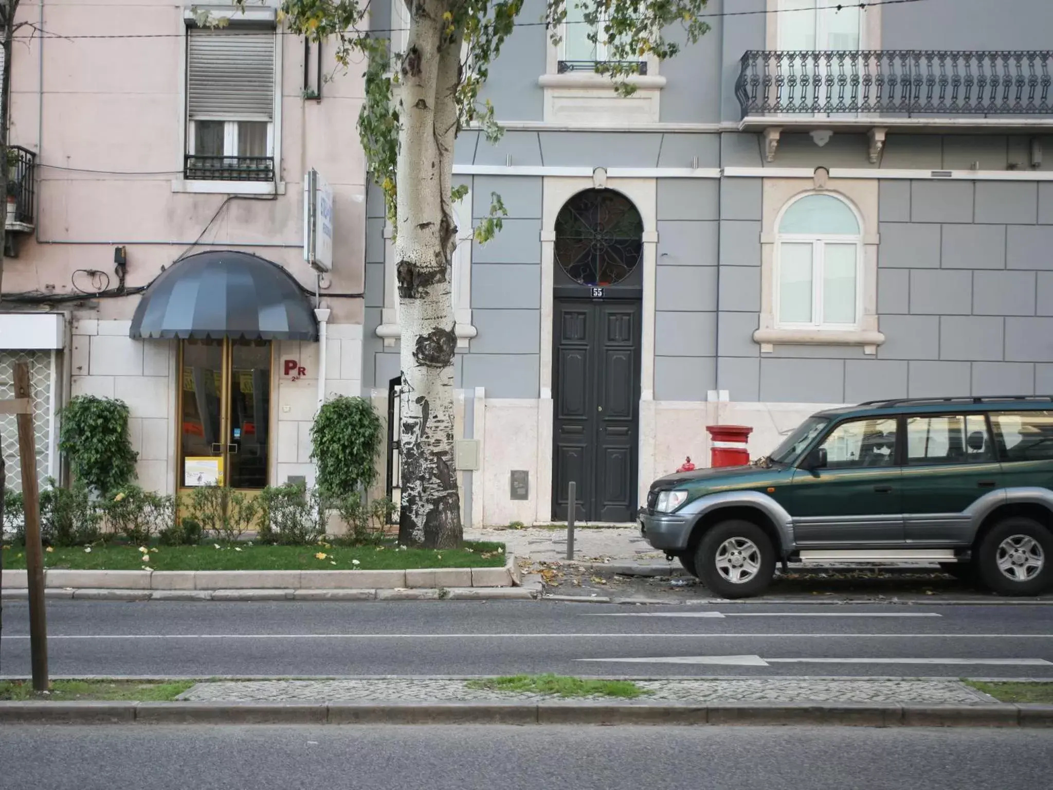 Facade/entrance, Property Building in Lisbon Style