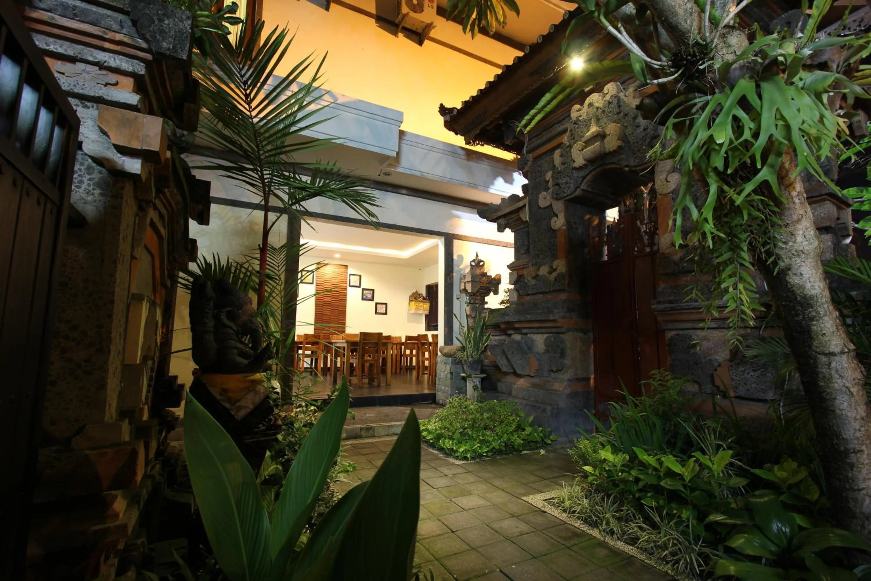 Restaurant/places to eat in Surya Inn