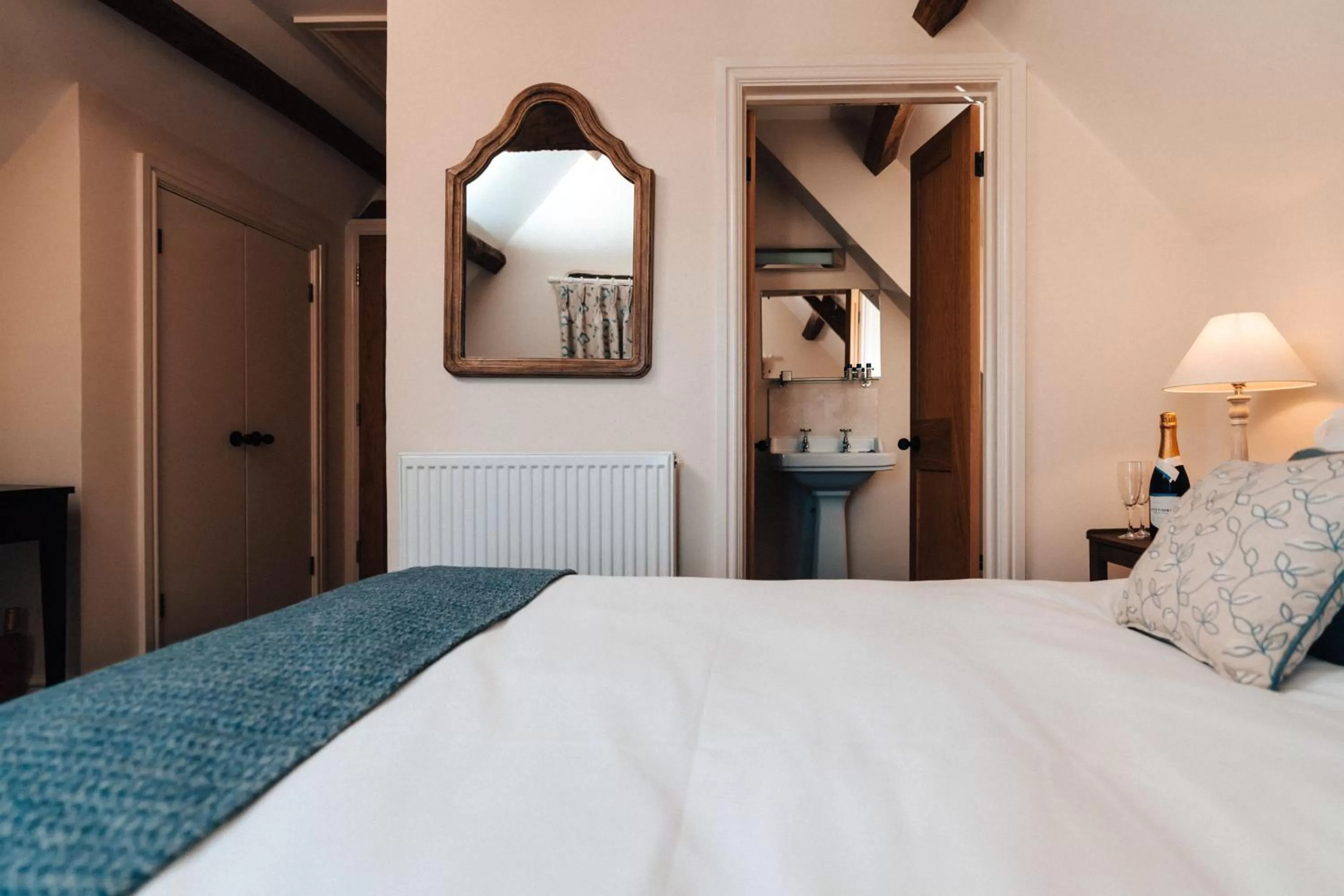 Photo of the whole room, Bed in Cat and Custard Pot Inn