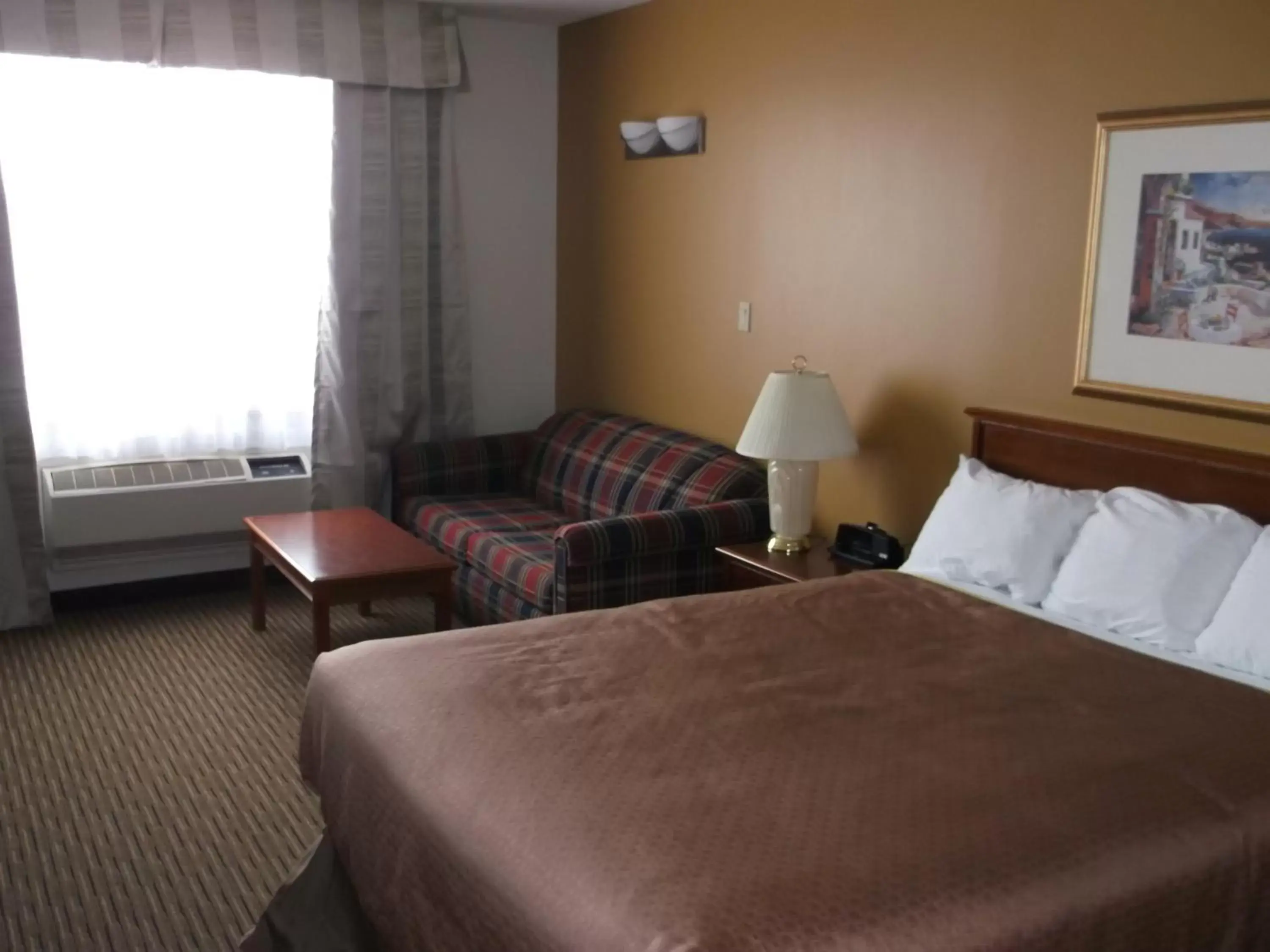 Photo of the whole room, Bed in Foxwood Inn and Suites