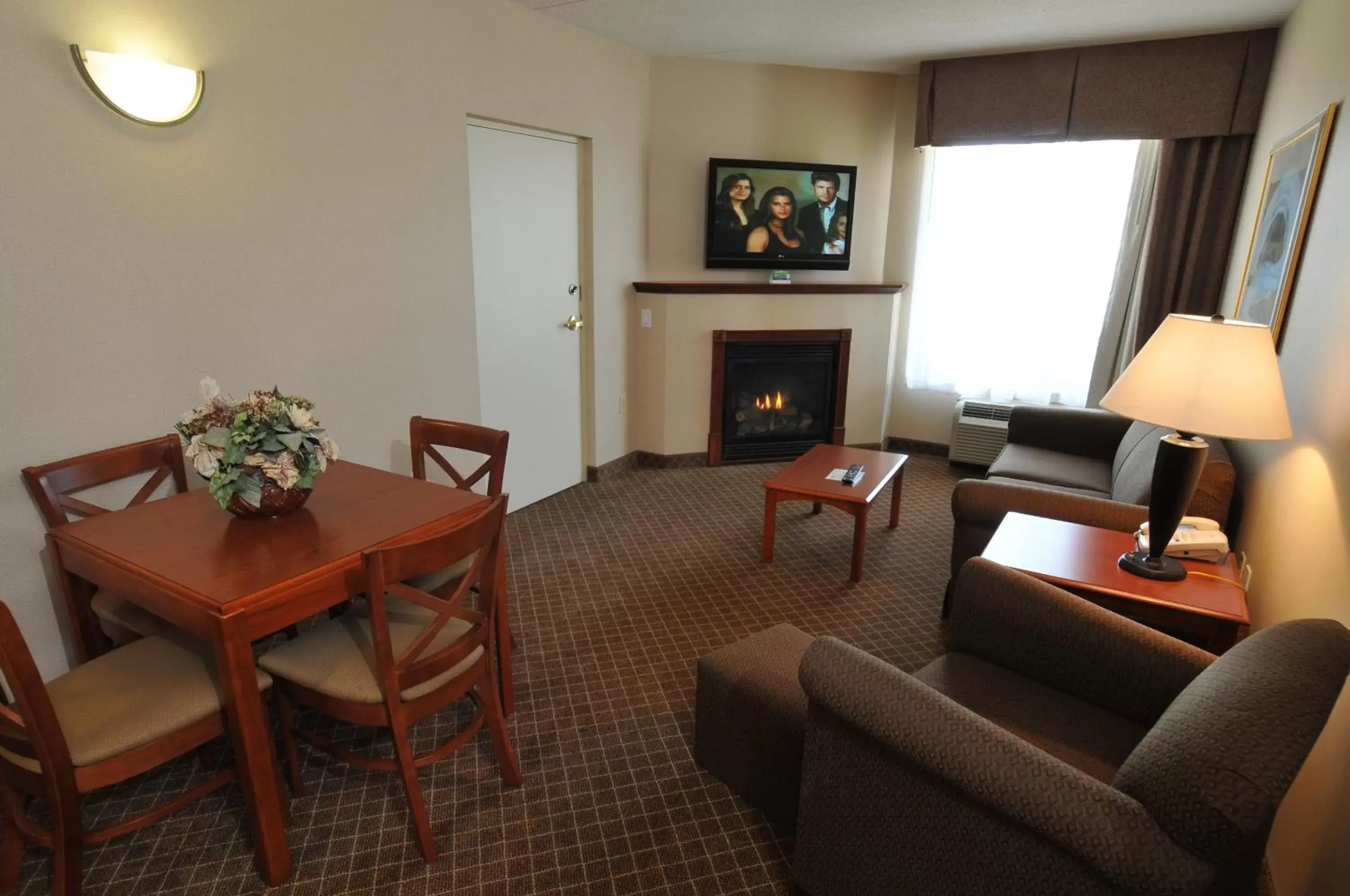Living room, Seating Area in Holiday Inn Express Hotel & Suites Erie-Summit Township, an IHG Hotel