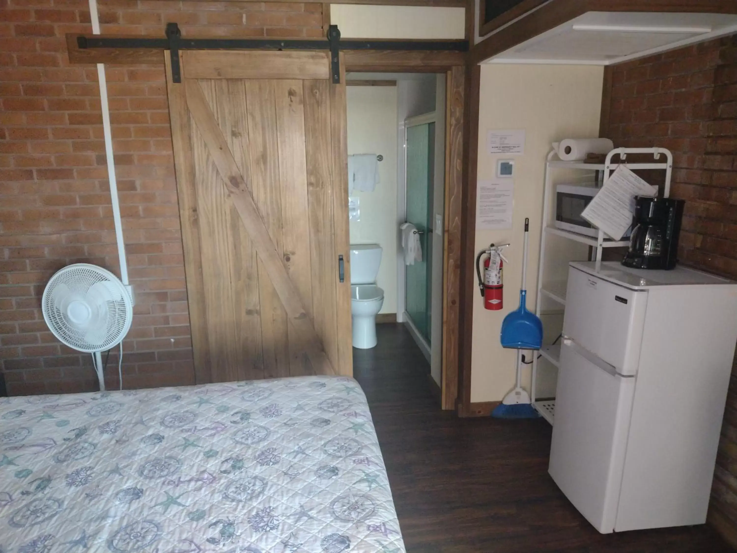 Photo of the whole room, Kitchen/Kitchenette in Belles Sea Inn