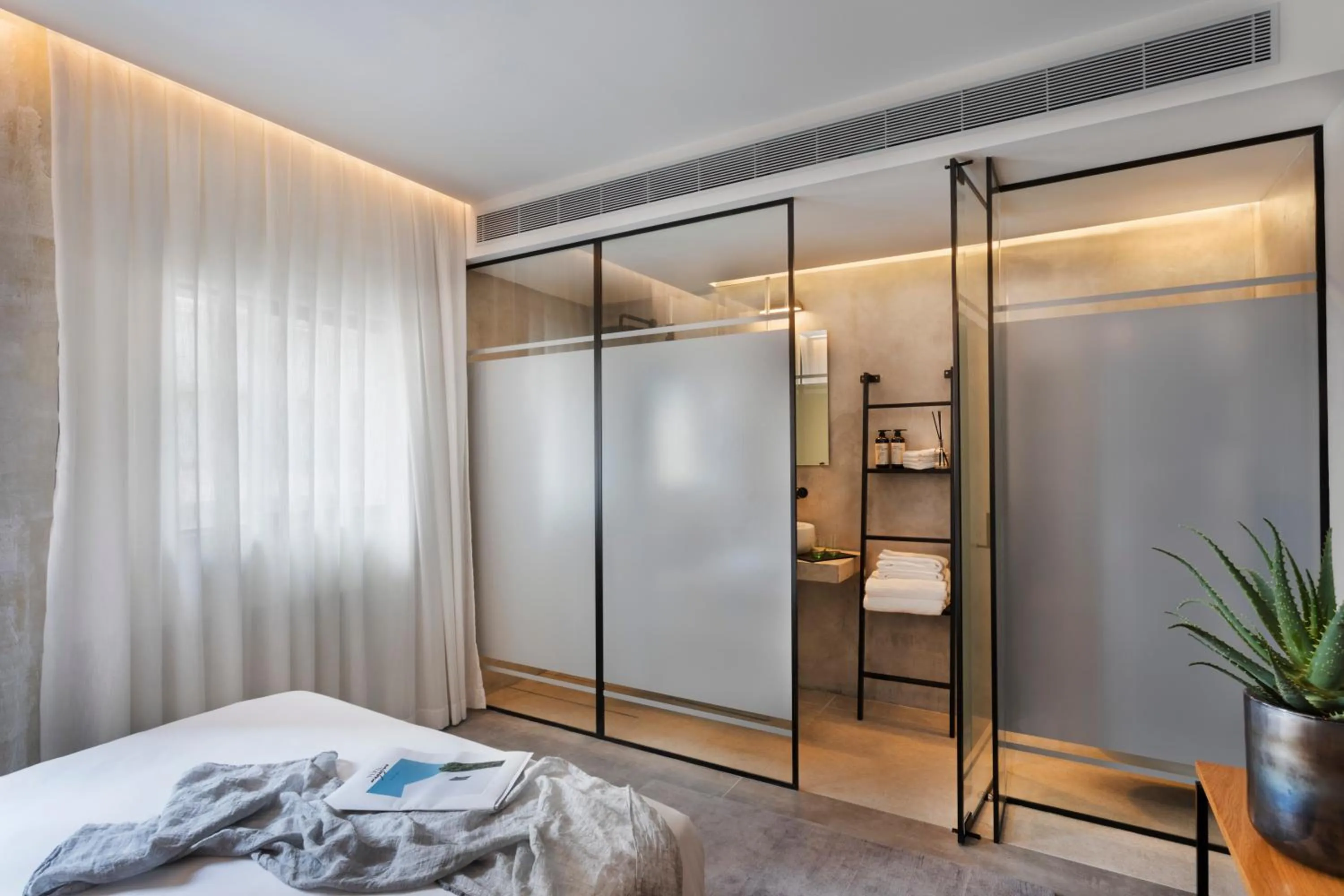 Shower, Bed in The Vera