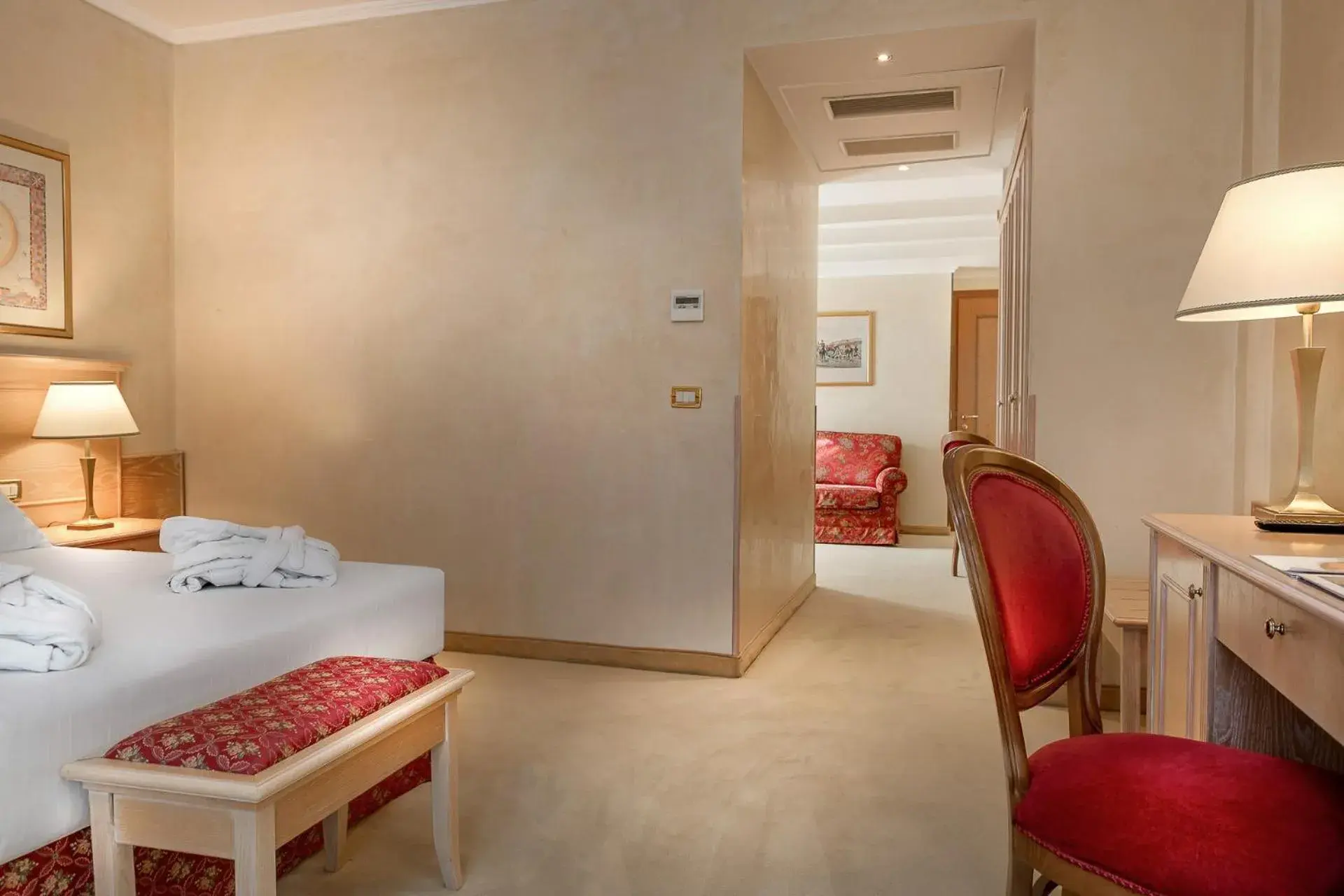 Family Suite with Spa Access - single occupancy in Hotel De Londres