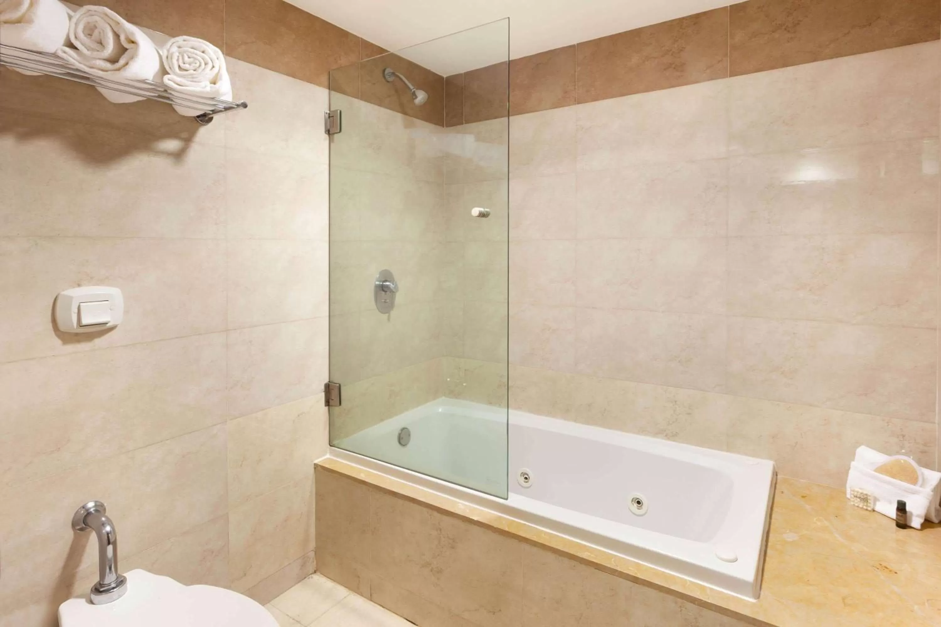 Bathroom in Ramada Plaza by Wyndham Veracruz Boca del Rio