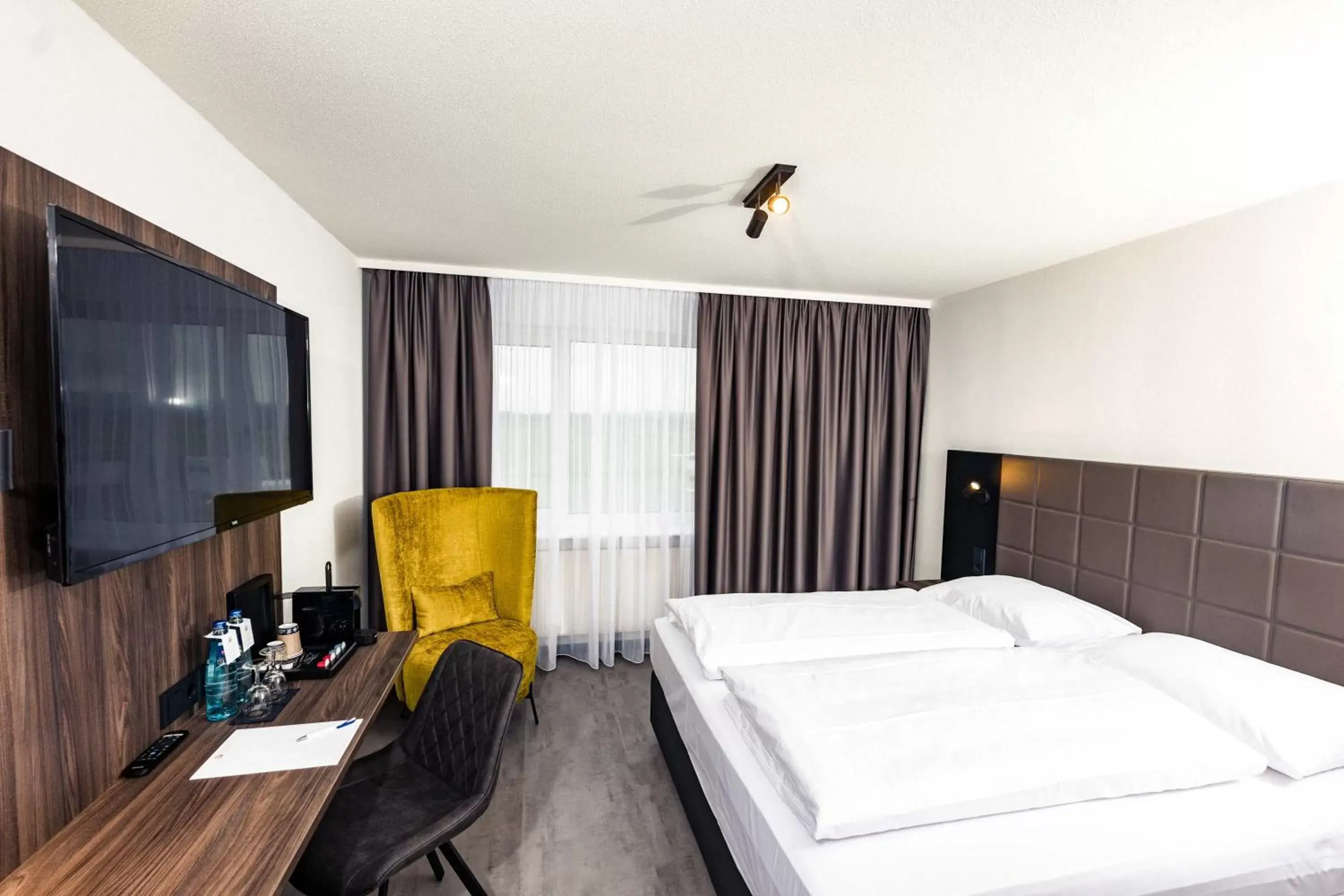 Double Room with view to airport in Concorde Hotel am Flugplatz Double Room with view to airport in Concorde Hotel am Flugplatz