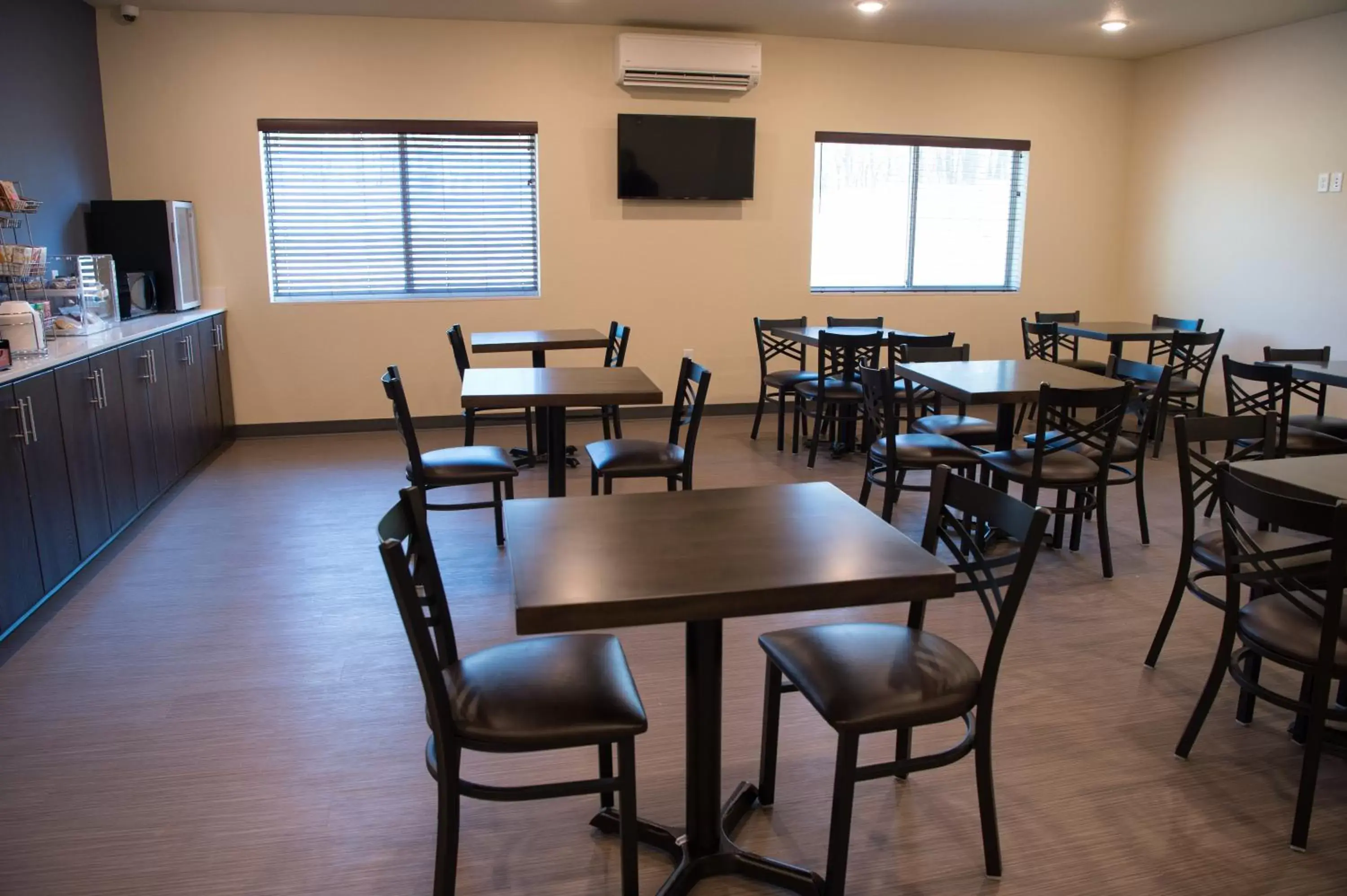 Dining area, Restaurant/Places to Eat in Cobblestone Inn & Suites - Forest City