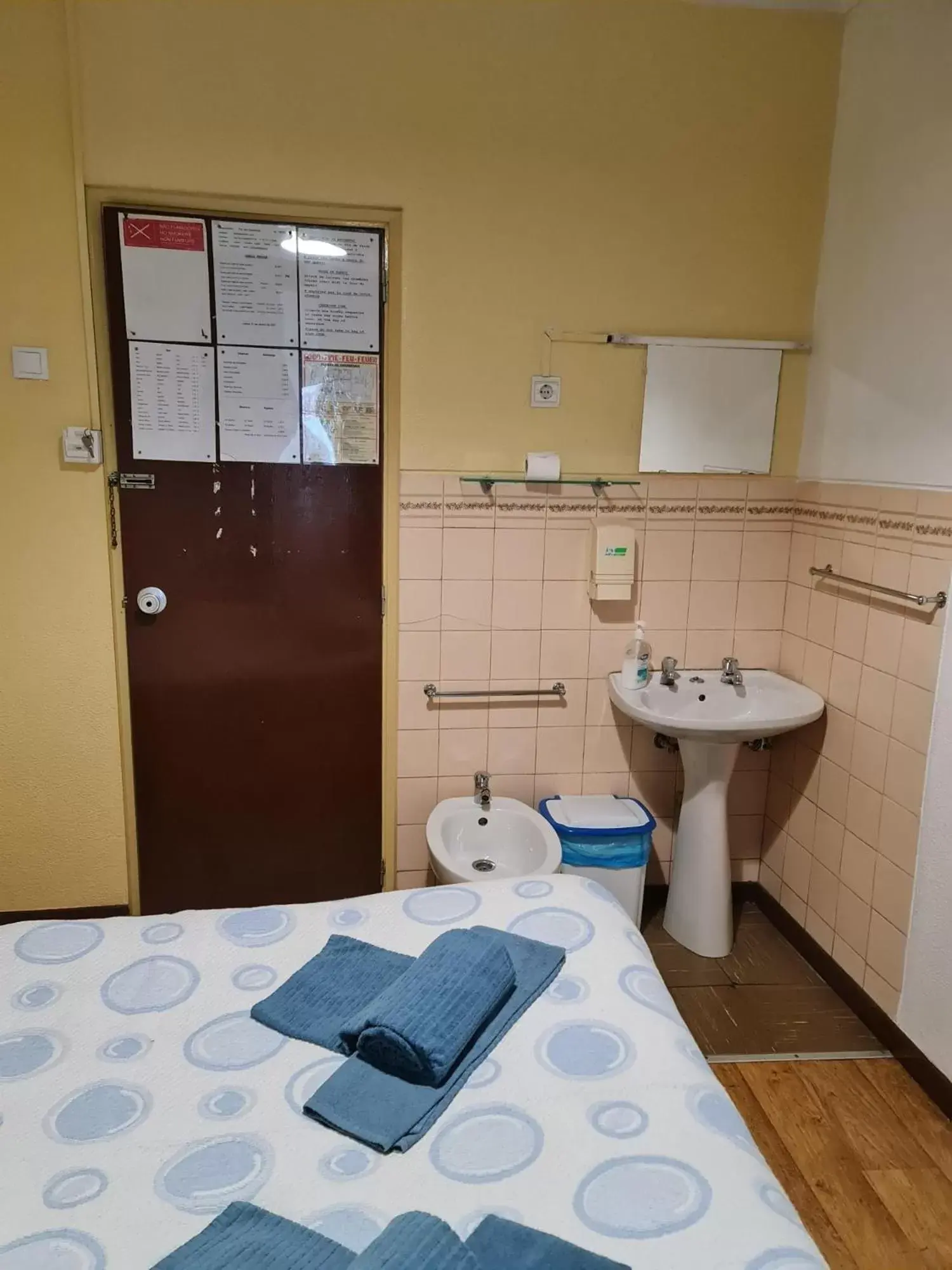 Bedroom, Bathroom in Pensao Residencial Flor dos Cavaleiros
