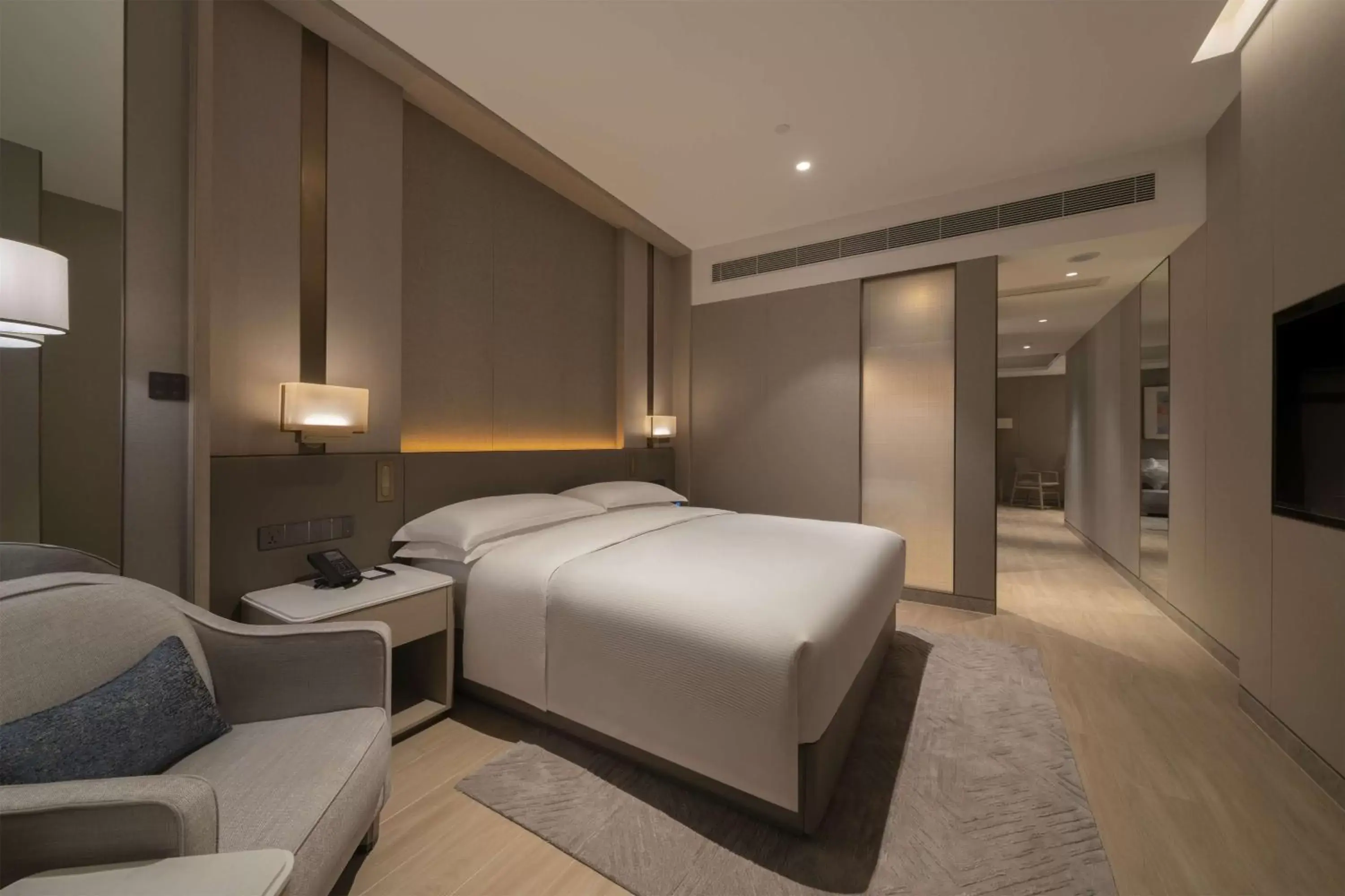 Bedroom, Bed in DoubleTree By Hilton Shenzhen Nanshan Hotel & Residences