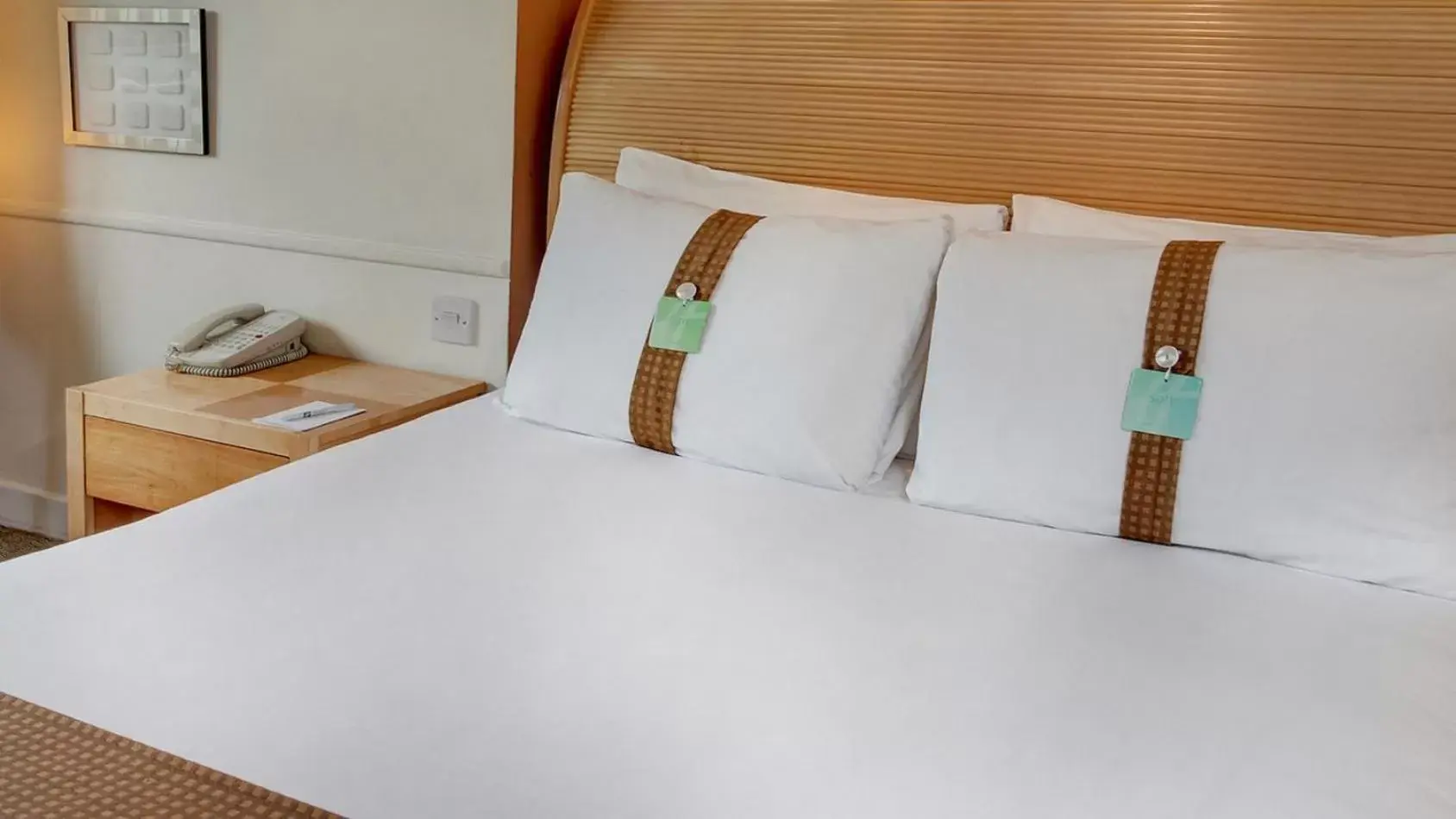 Bed in Holiday Inn Maidstone-Sevenoaks, an IHG Hotel