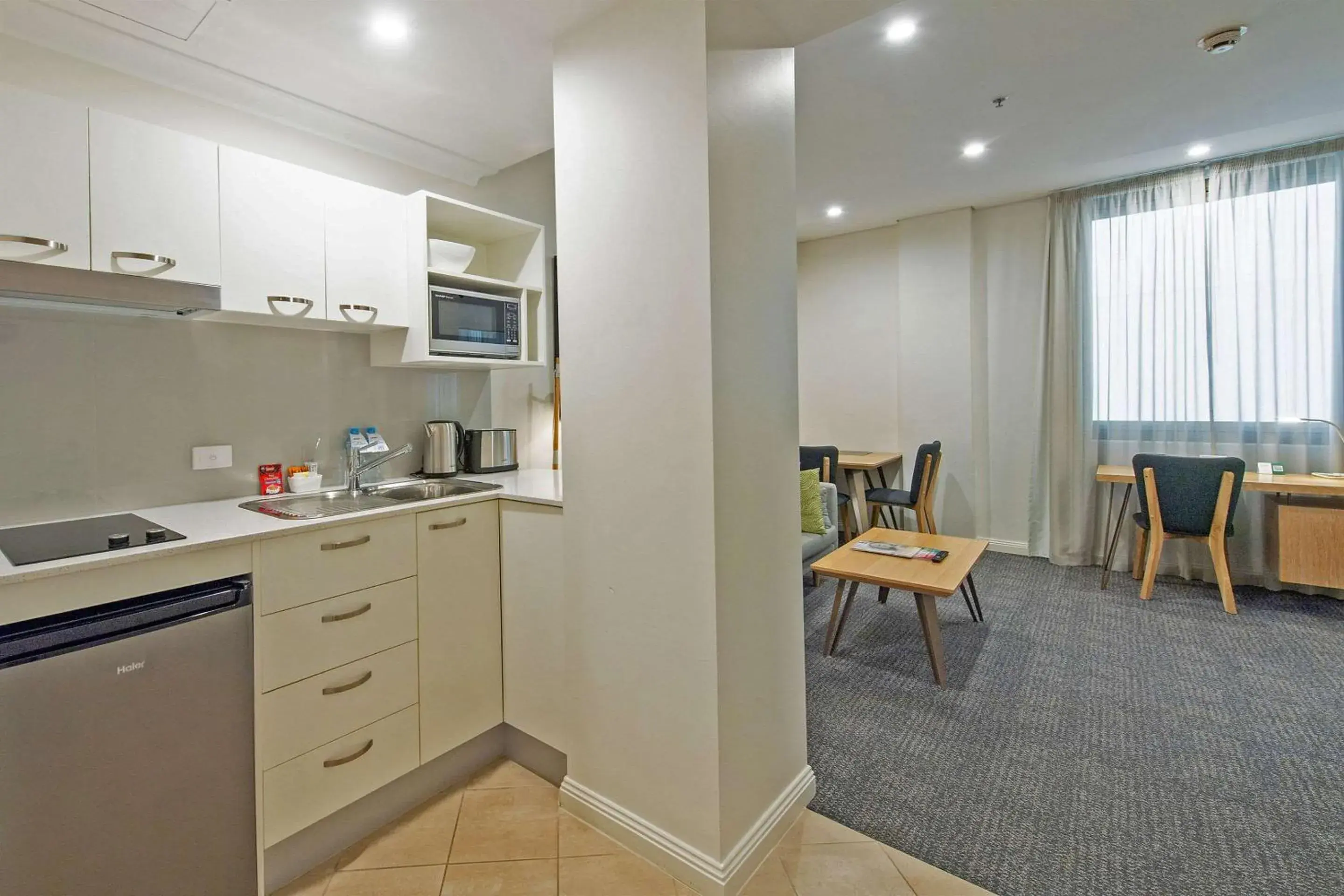 Photo of the whole room, Kitchen/Kitchenette in Quality Apartments Adelaide Central