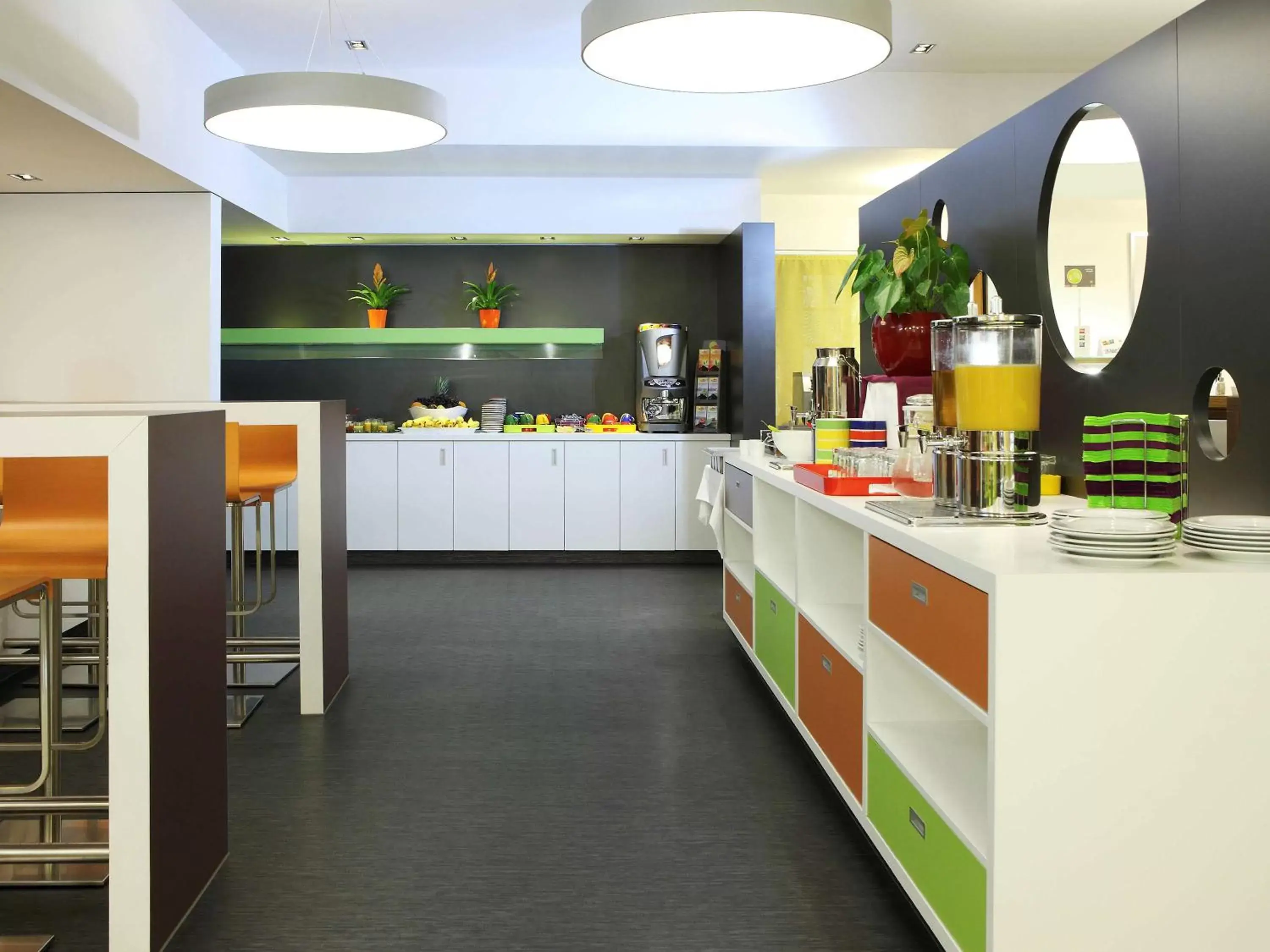 Restaurant/places to eat, Kitchen/Kitchenette in ibis Styles Luzern