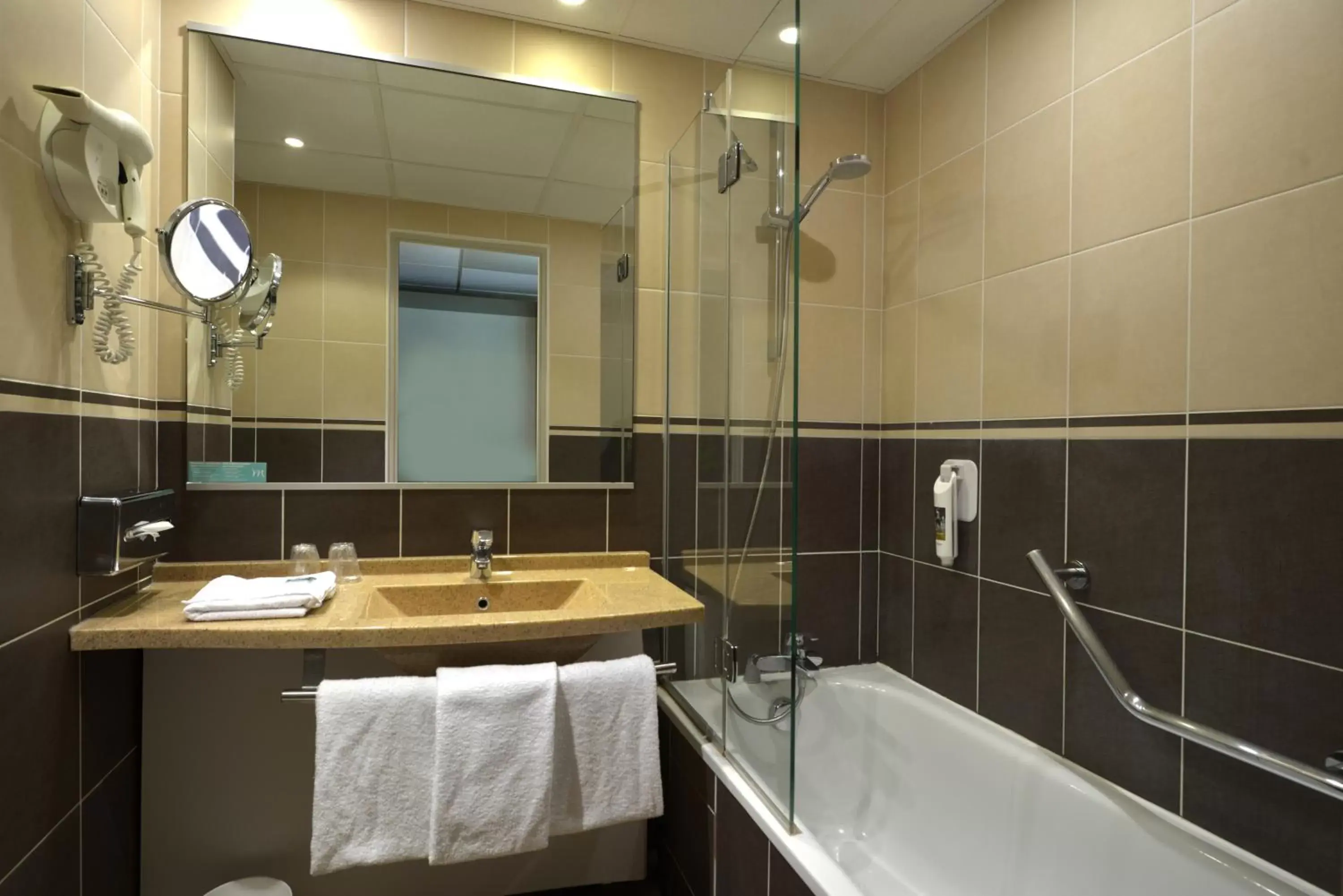 Bathroom in Mercure Rouen Centre Champ de Mars