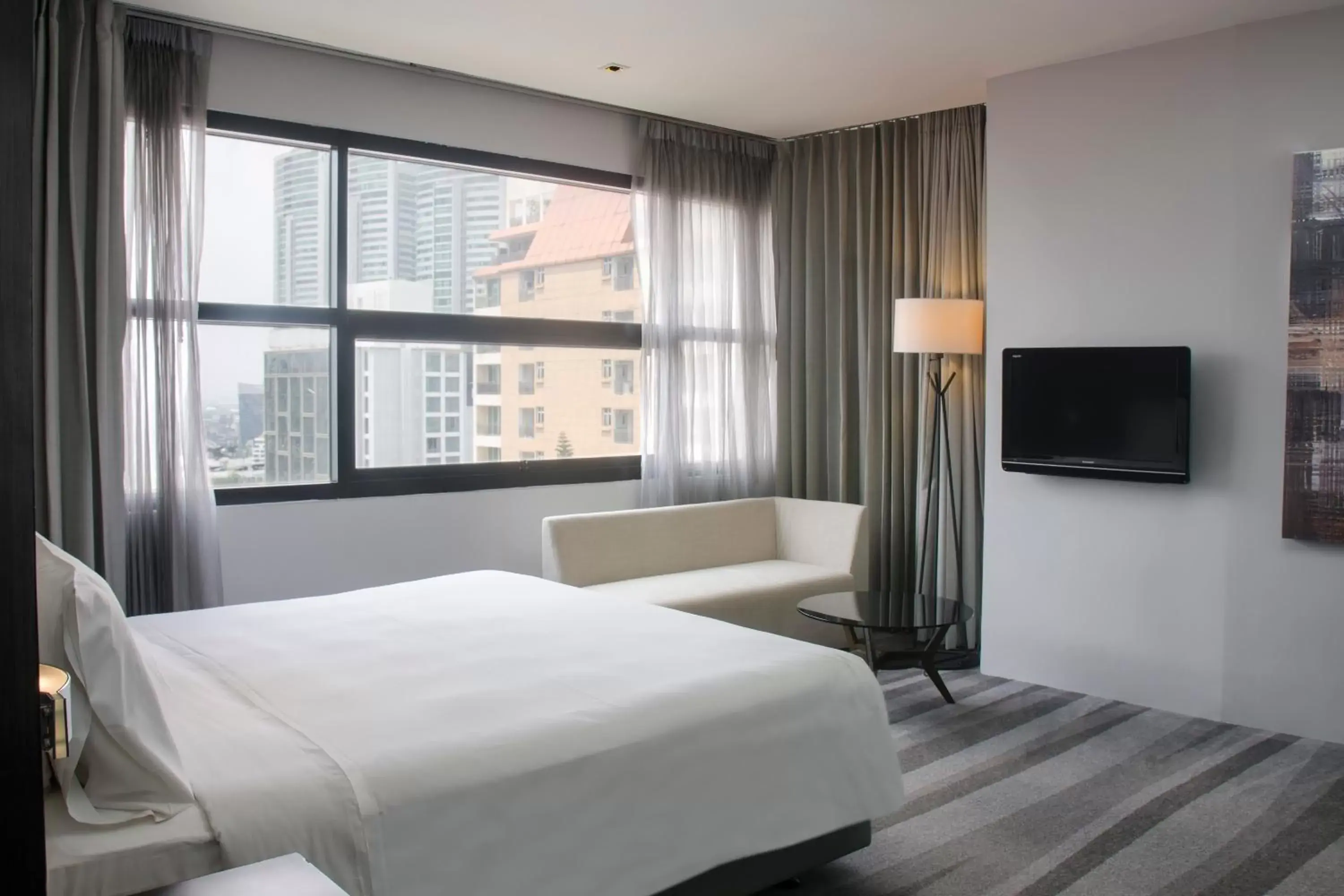 Communal lounge/ TV room, Bed in Holiday Inn Bangkok Sukhumvit, an IHG Hotel