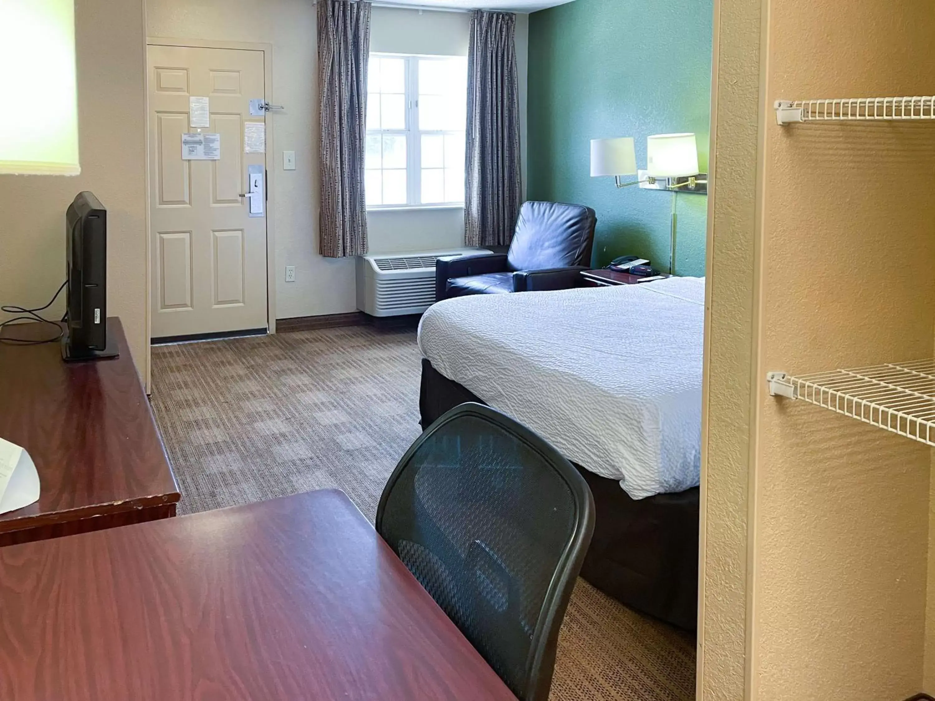 Deluxe Queen Room - Non-Smoking in Motel 6 Columbus, GA Columbus Airport Deluxe Queen Room - Non-Smoking in Motel 6 Columbus, GA Columbus Airport