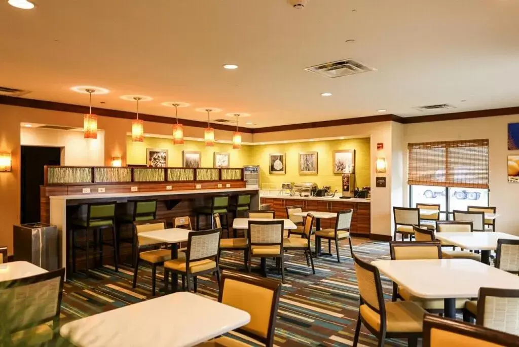 Restaurant/Places to Eat in Comfort Suites Bossier City