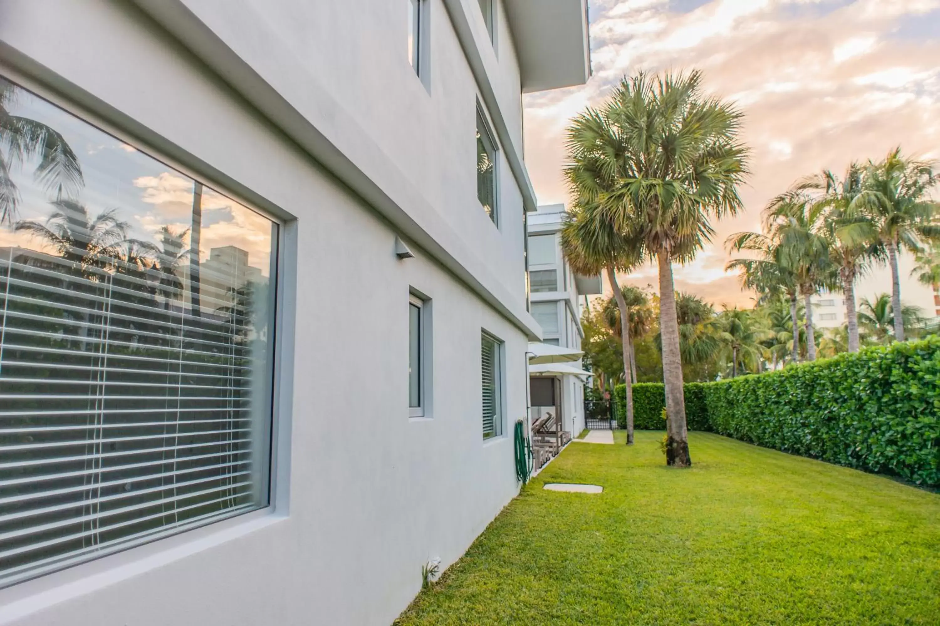 Garden, Property Building in Beach Haus Key Biscayne Contemporary Apartments