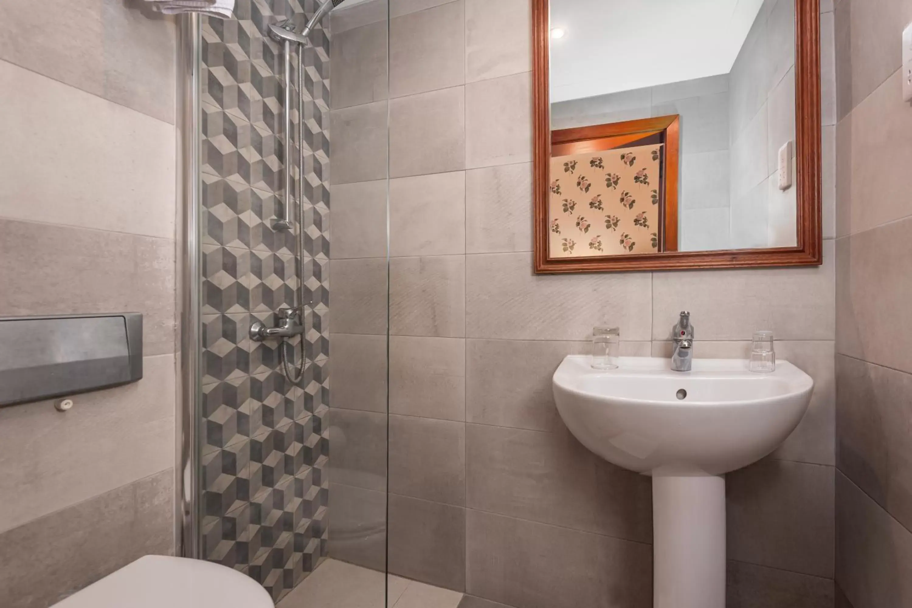 Shower, Bathroom in Hotel Castille