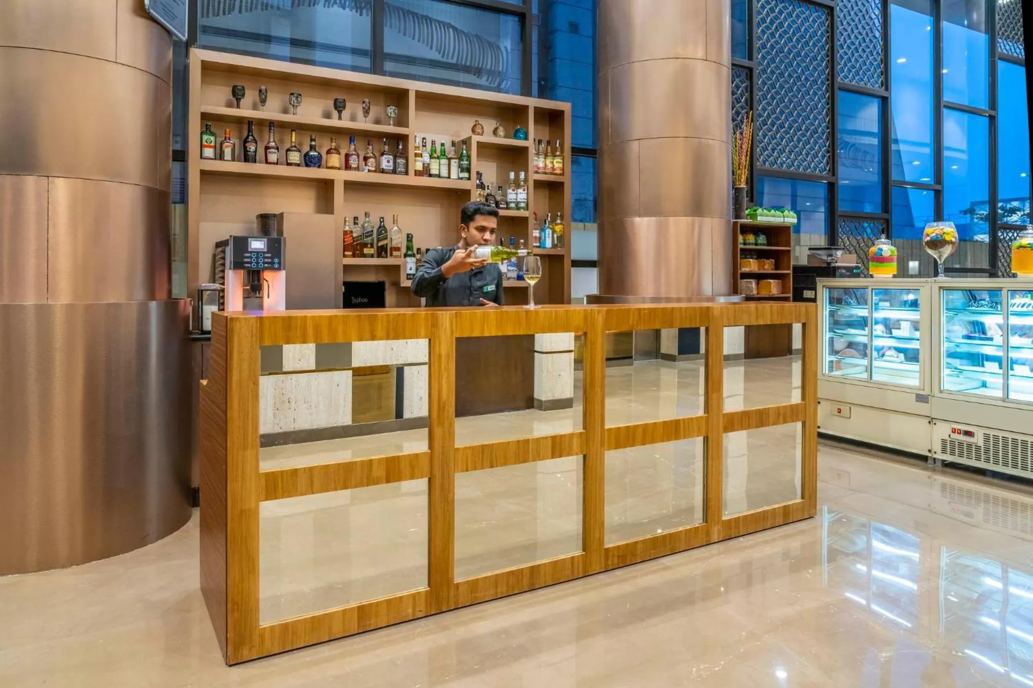Lounge or bar in Holiday Inn Kolkata Airport by IHG