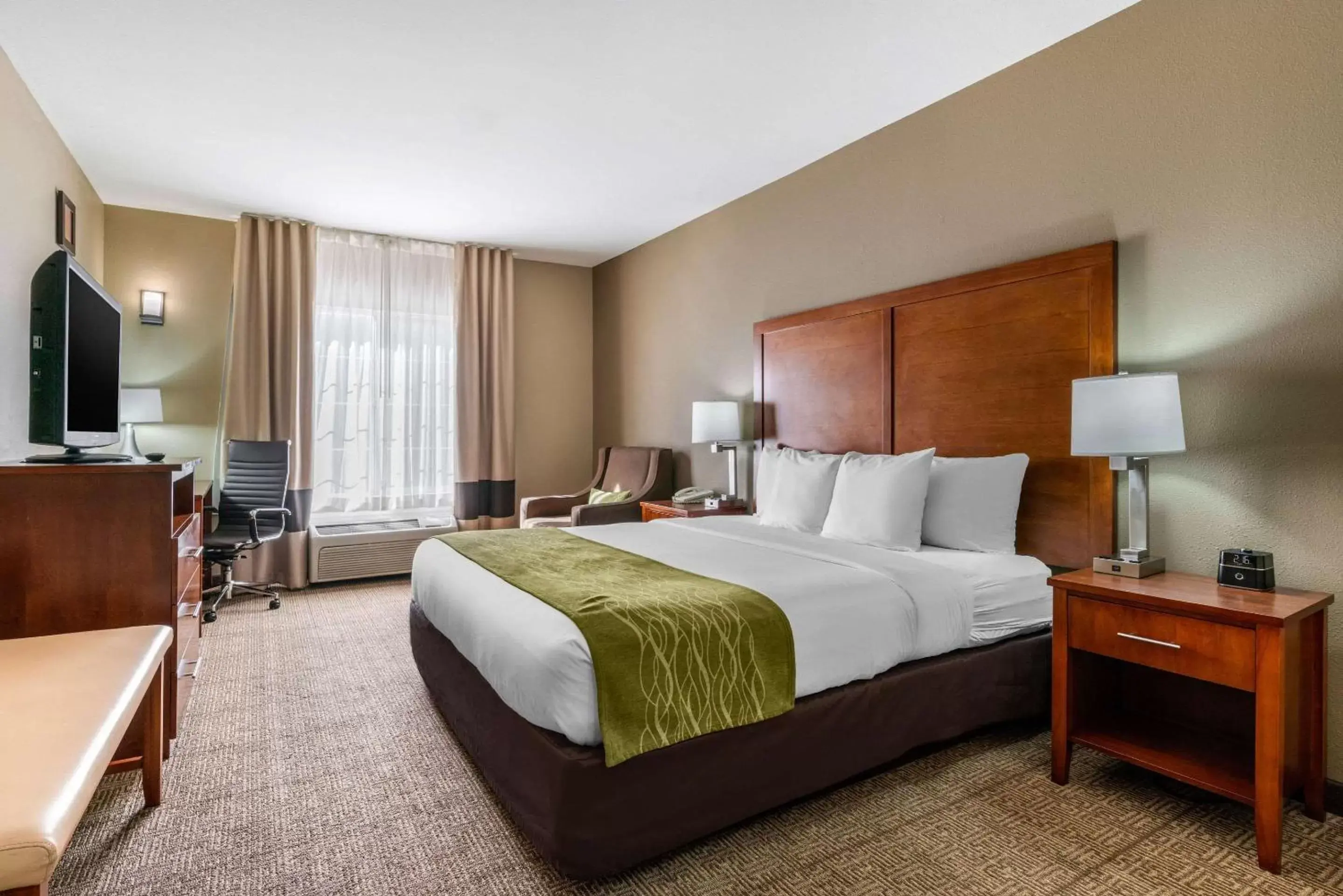 Photo of the whole room, Bed in Comfort Inn & Suites Sacramento – University Area