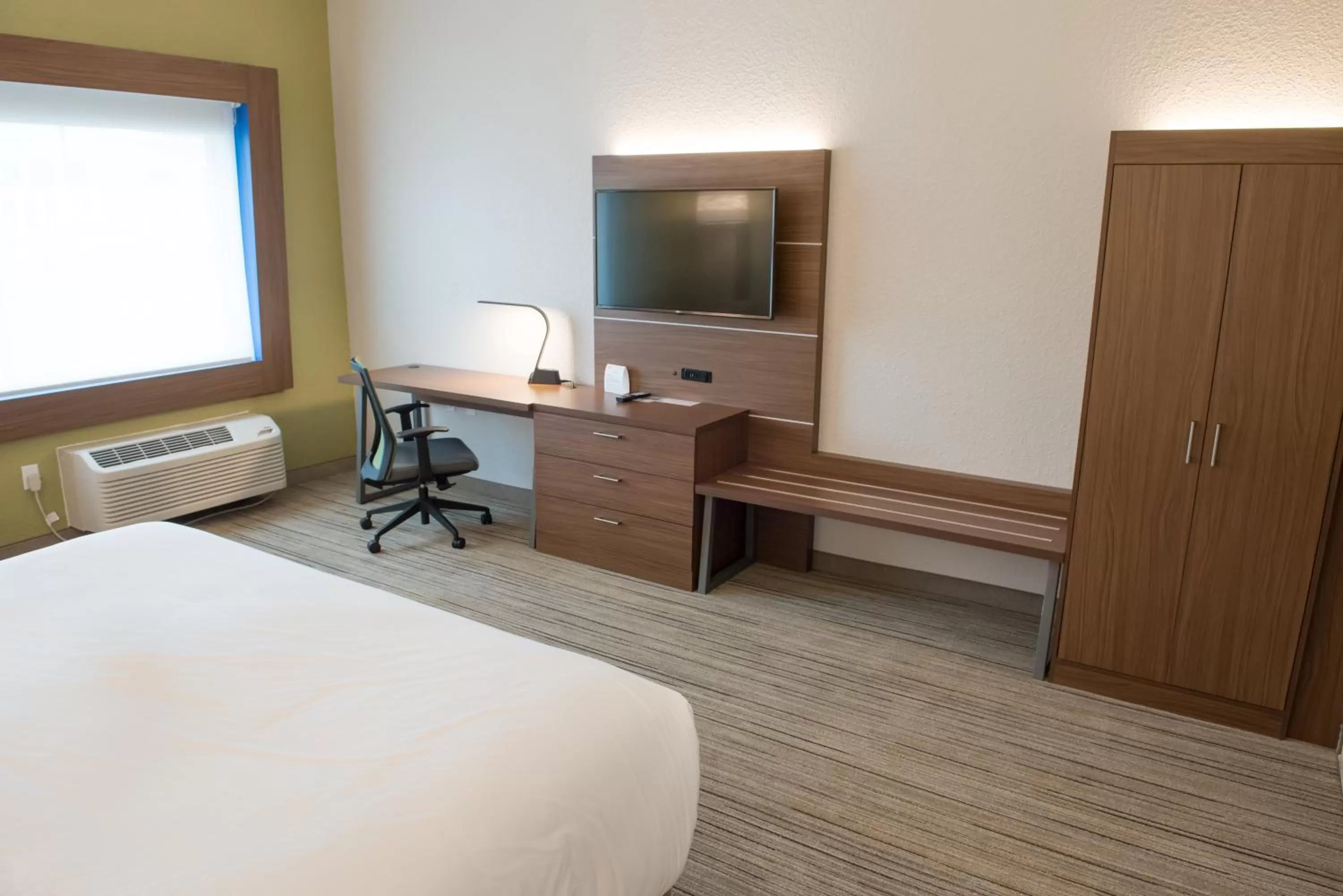 Photo of the whole room, Bed in Holiday Inn Express & Suites - Fort Wayne North by IHG