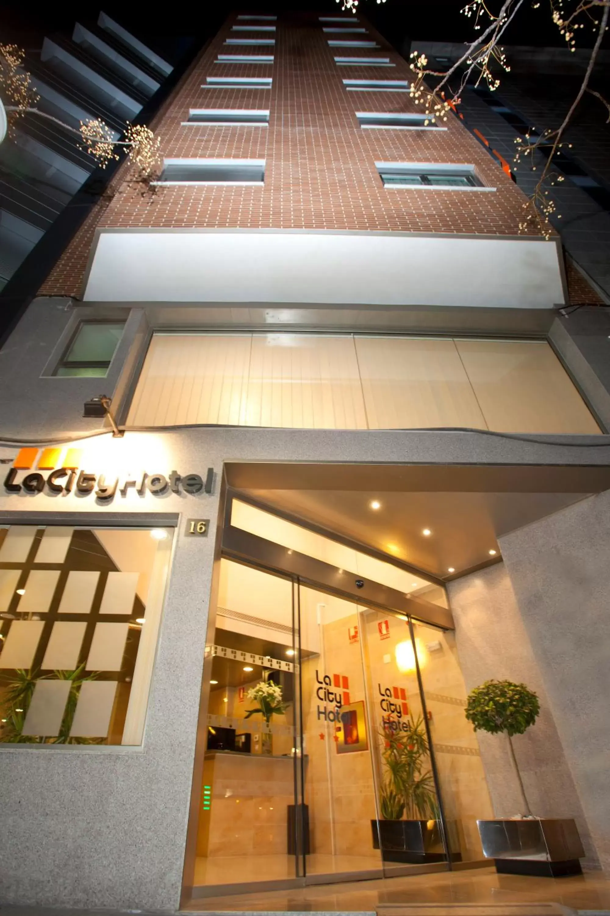 Facade/entrance in La City Estación Facade/entrance in La City Estación