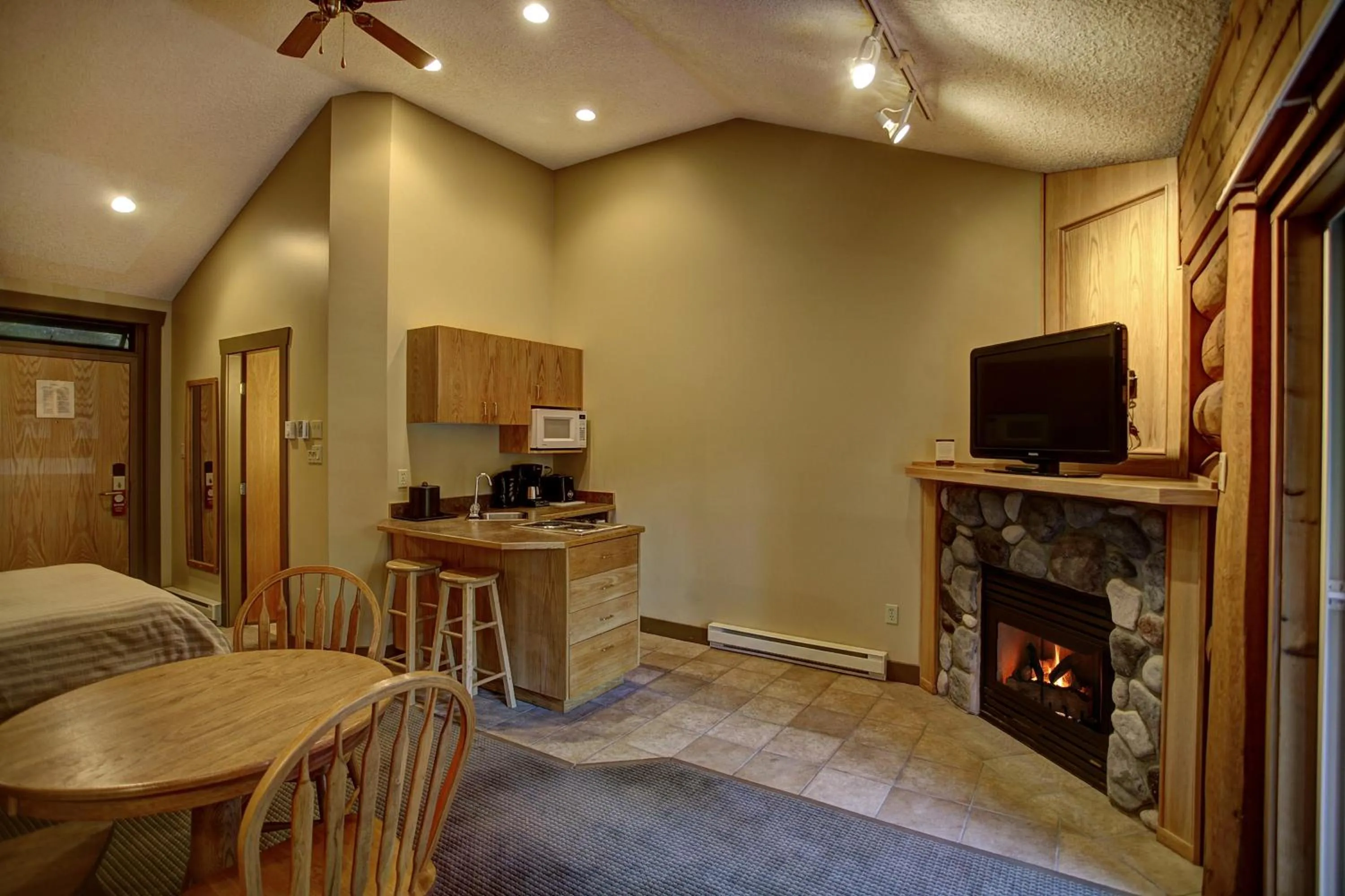 Kitchen or kitchenette in Tigh-Na-Mara Seaside Spa Resort