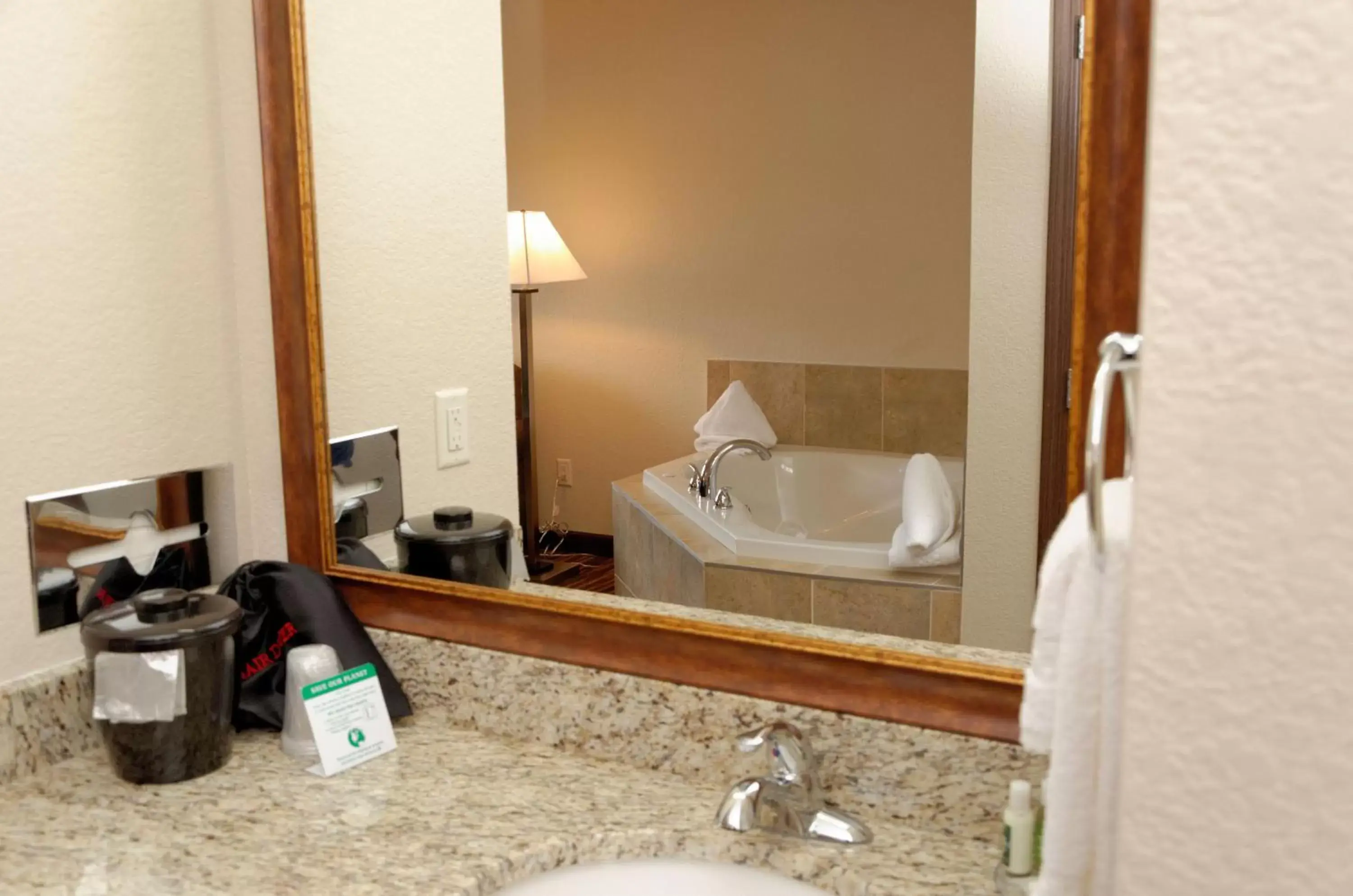 Hot Tub, Bathroom in Cobblestone Inn & Suites - Denison | Oak Ridge