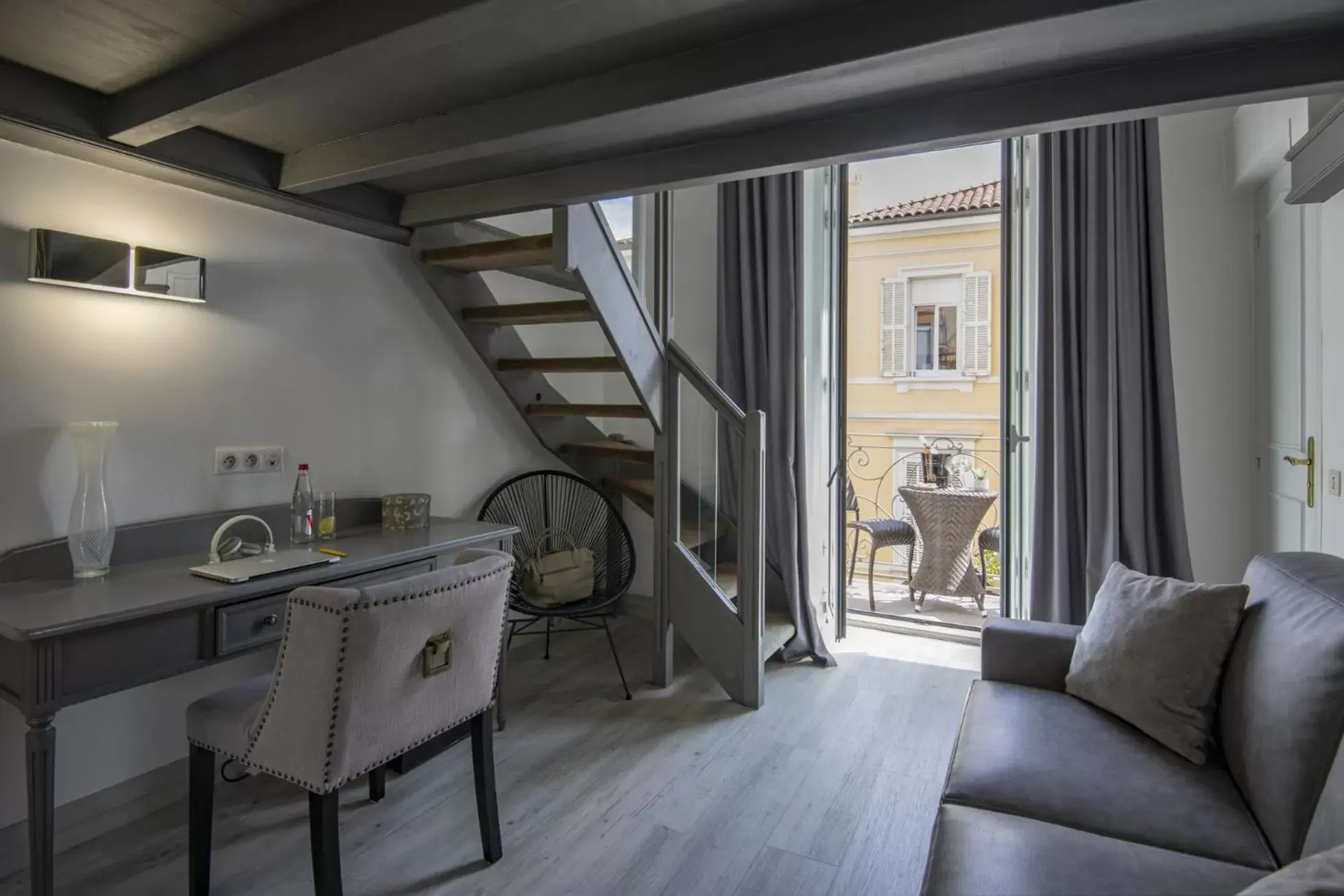 Bedroom, Seating Area in GOLDEN TULIP CANNES HOTEL de PARIS