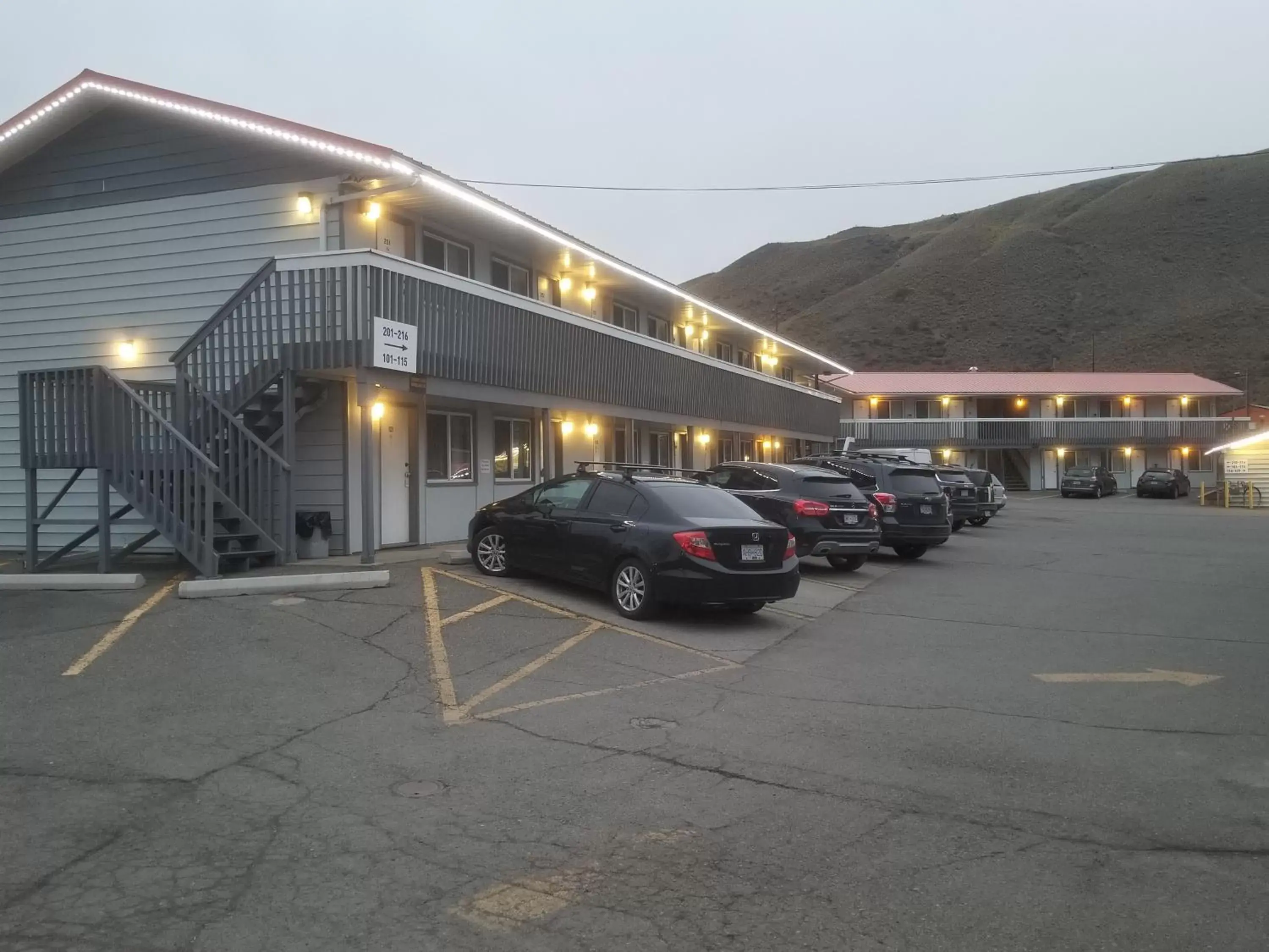 Property building in Canada's Best Value Desert Inn & Suites Property building in Canada's Best Value Desert Inn & Suites