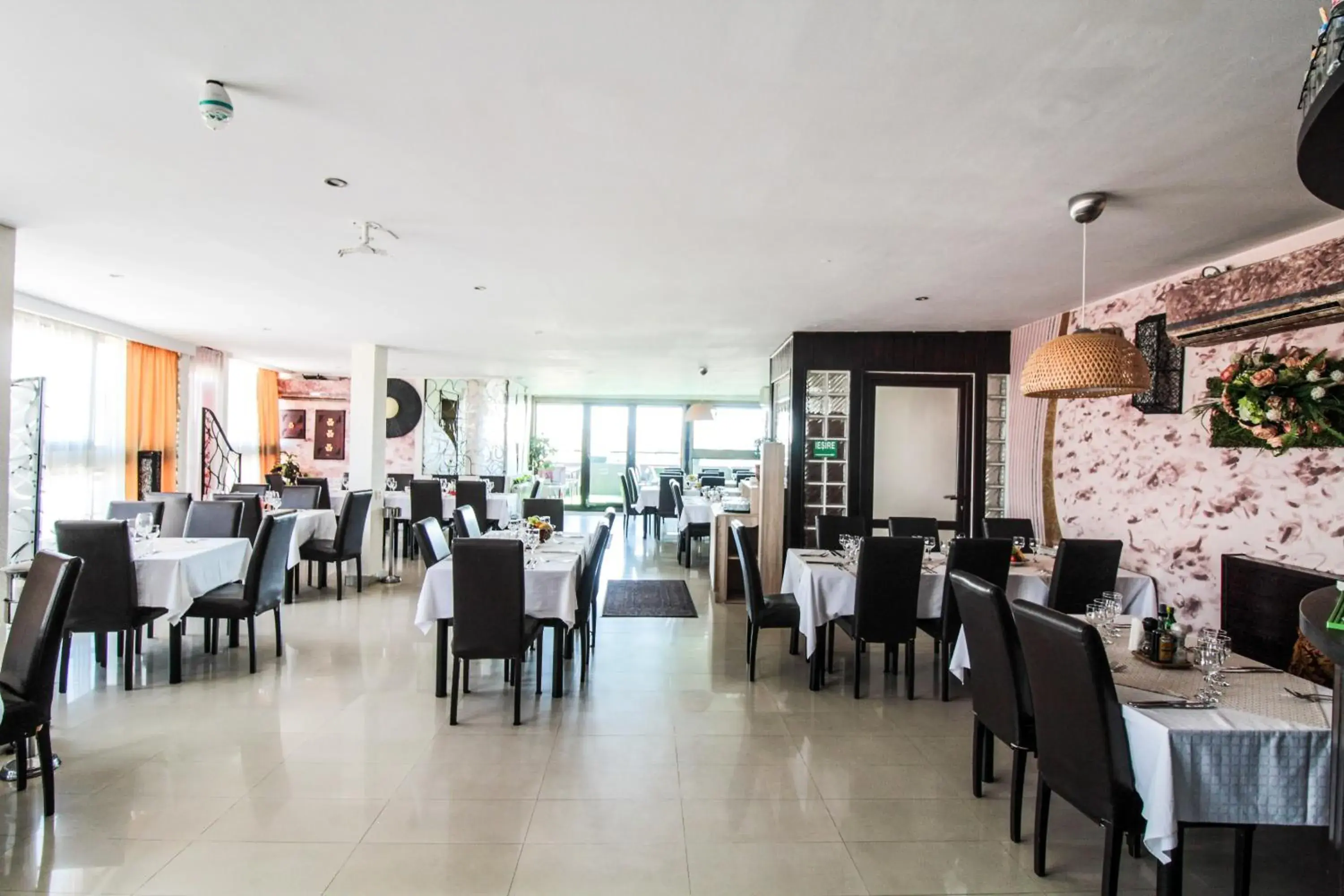 Restaurant/Places to Eat in Hotel Razvan