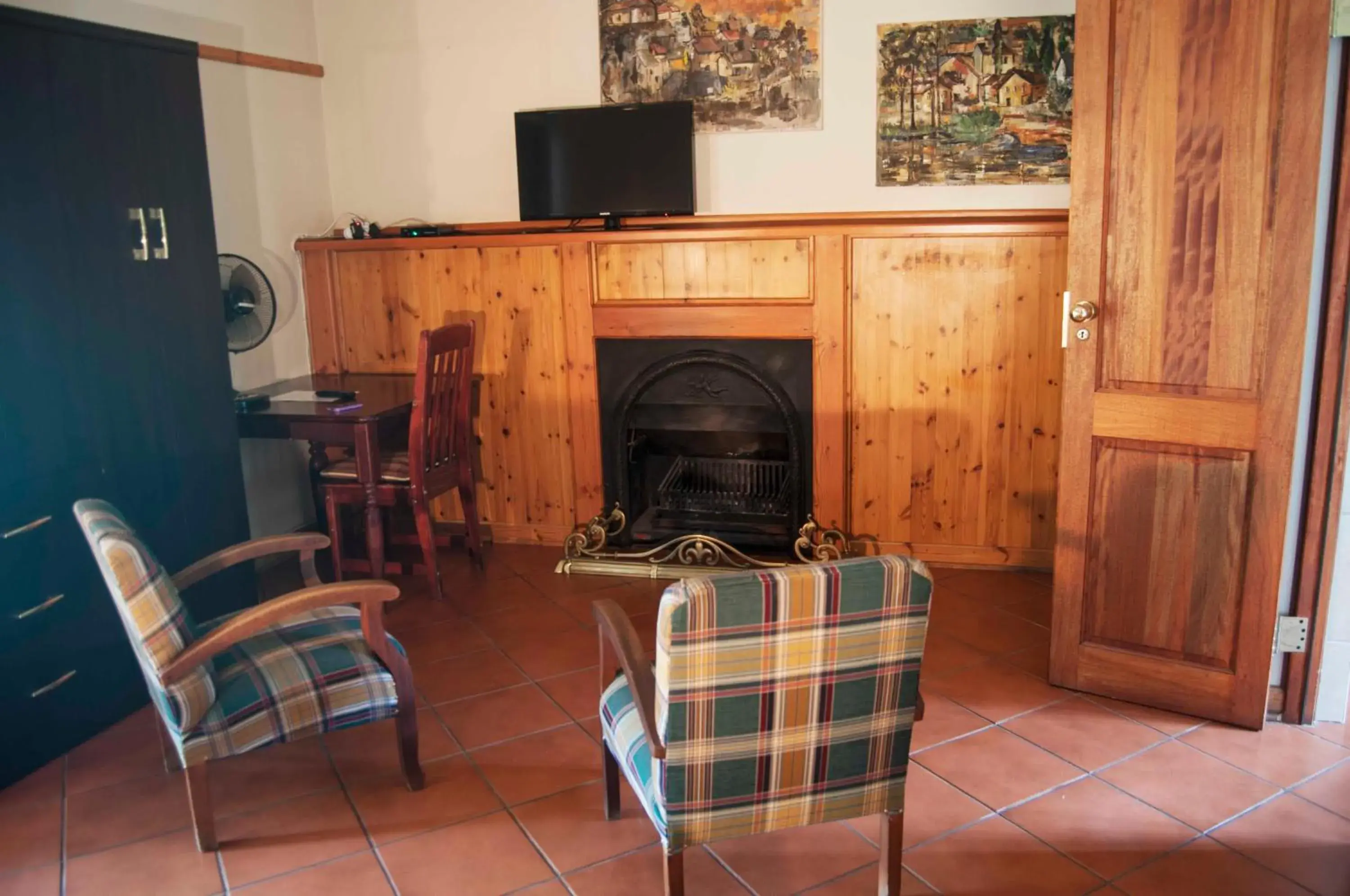 Living room, TV/Entertainment Center in Brooklyn Guesthouses