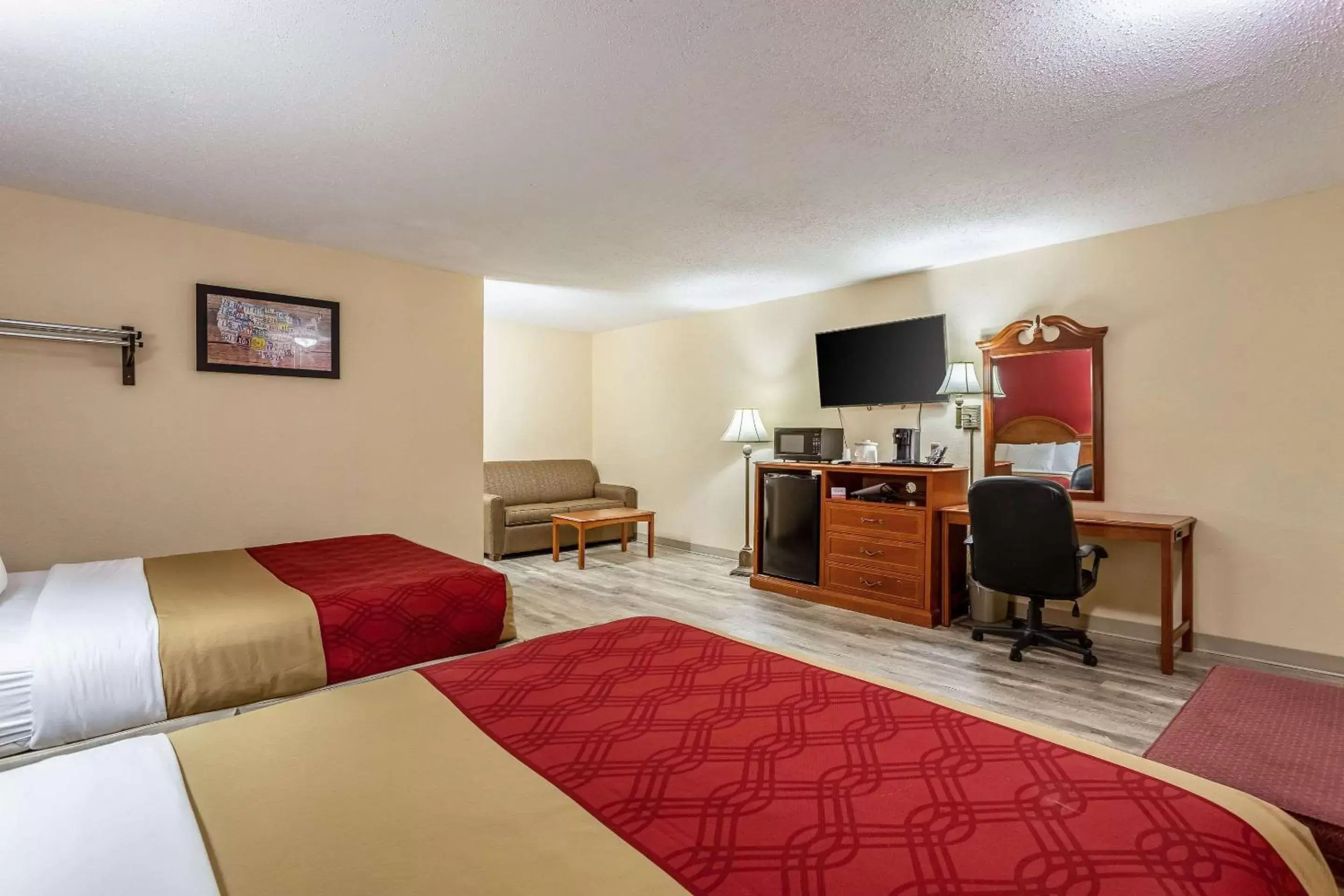 Photo of the whole room, TV/Entertainment Center in Econo Lodge Santa Rosa