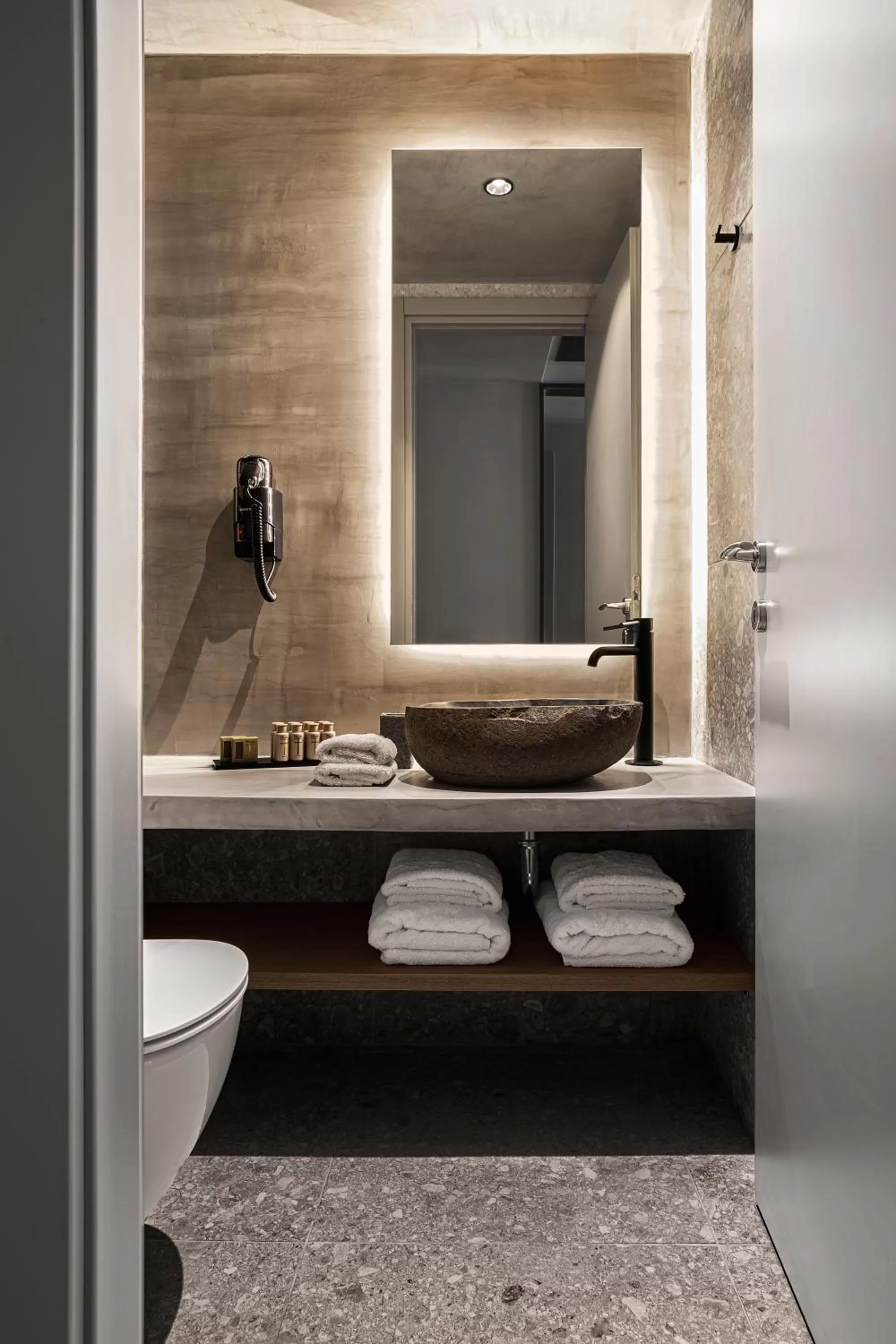 Bathroom in Bob W Athens Akadimia