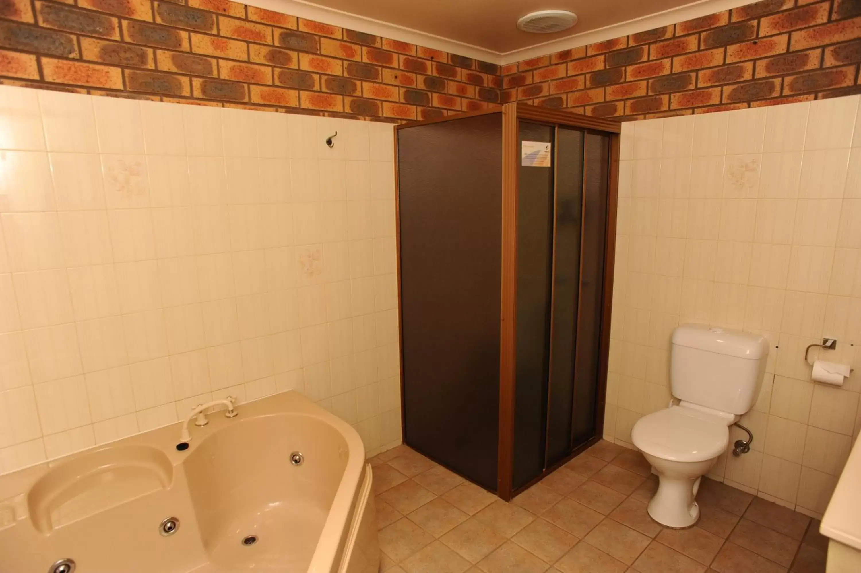 Spa and wellness centre/facilities, Bathroom in Horsham Mid City Court Motel