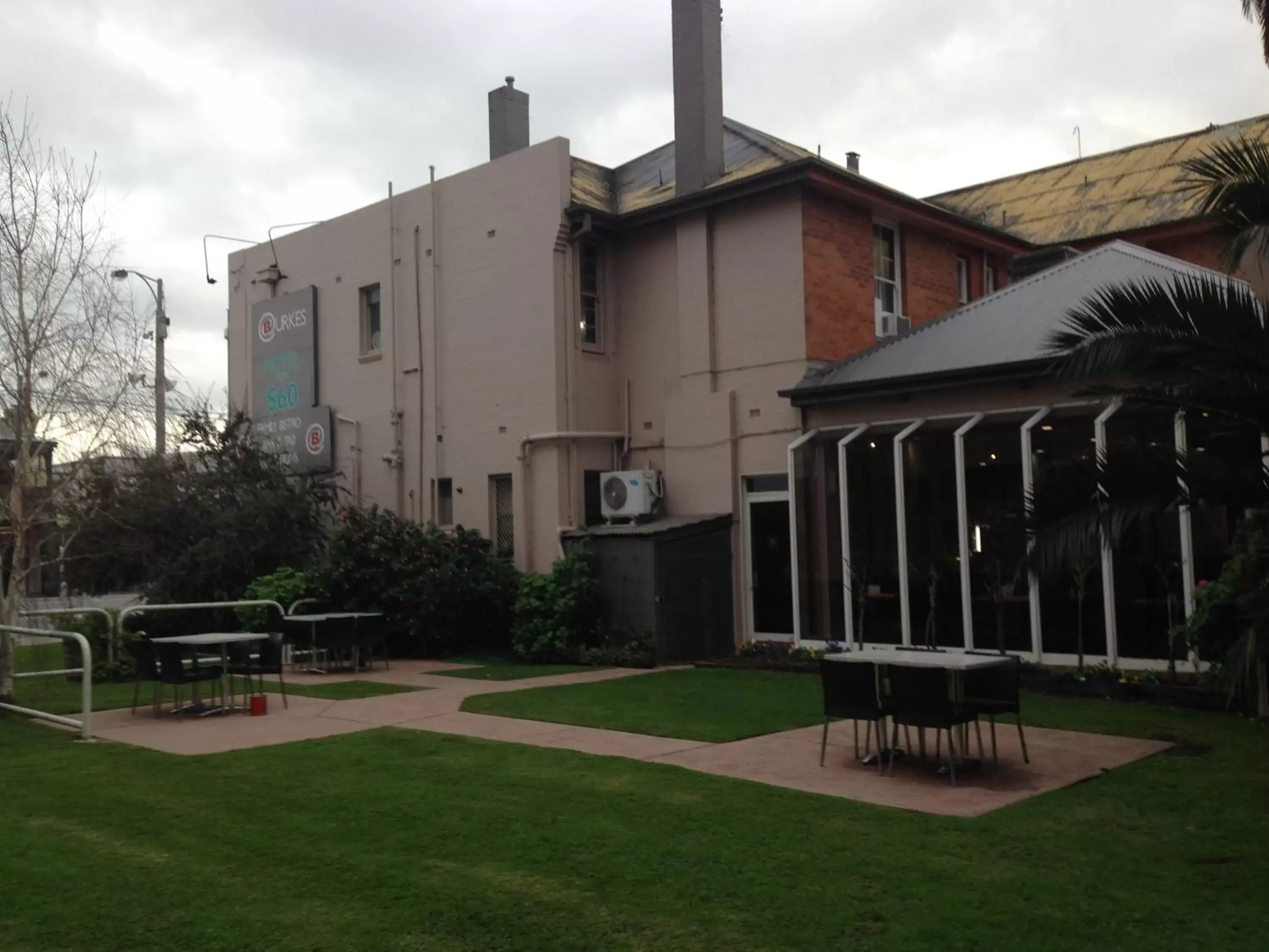 Restaurant/places to eat, Garden in Burkes Hotel Motel