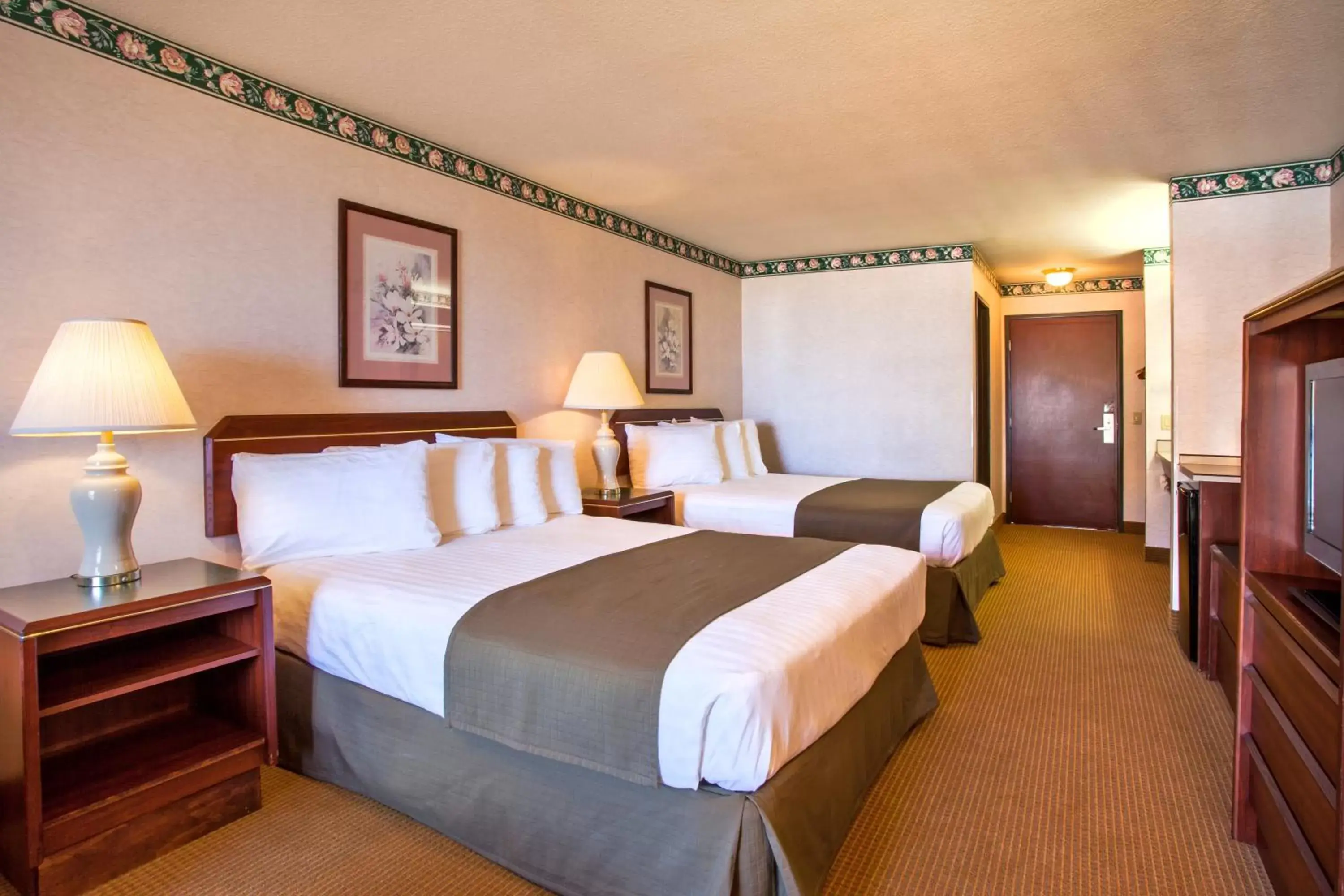 Photo of the whole room, Bed in Ebb Tide Oceanfront Inn