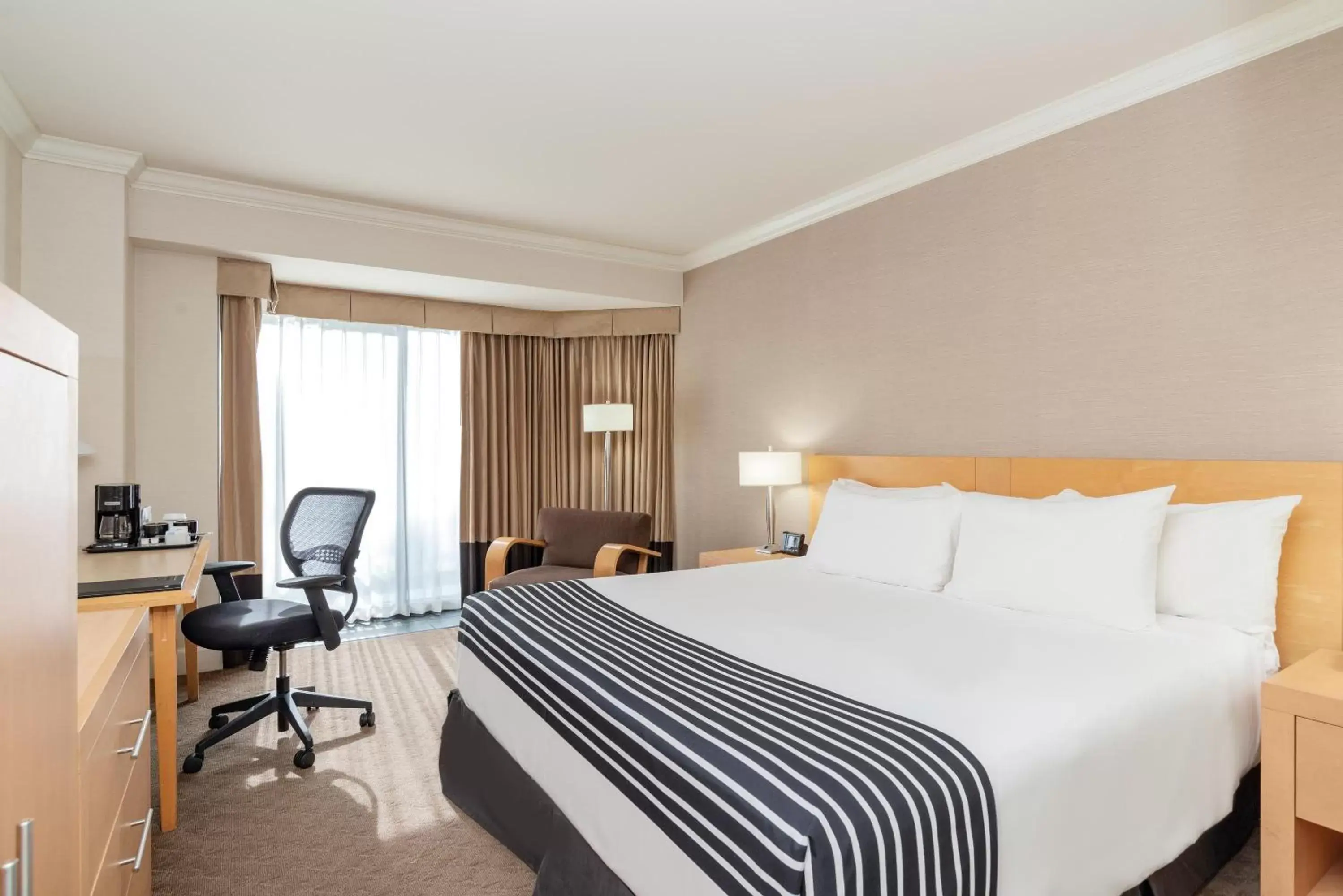 Photo of the whole room, Bed in Sandman Signature Vancouver Airport Hotel & Resort