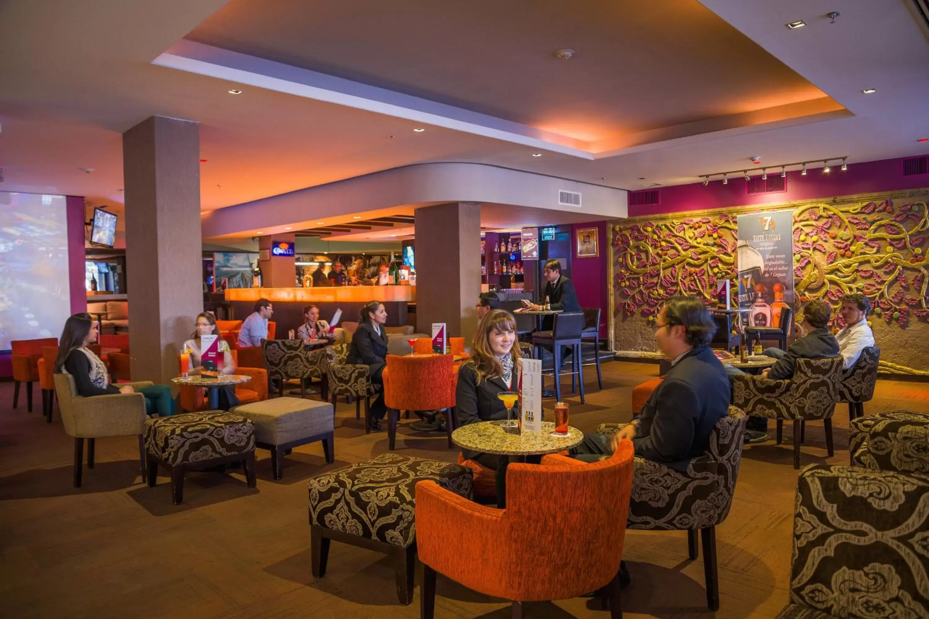 Lounge or bar, Restaurant/Places to Eat in Holiday Inn Guadalajara Expo Plaza del Sol, an IHG Hotel